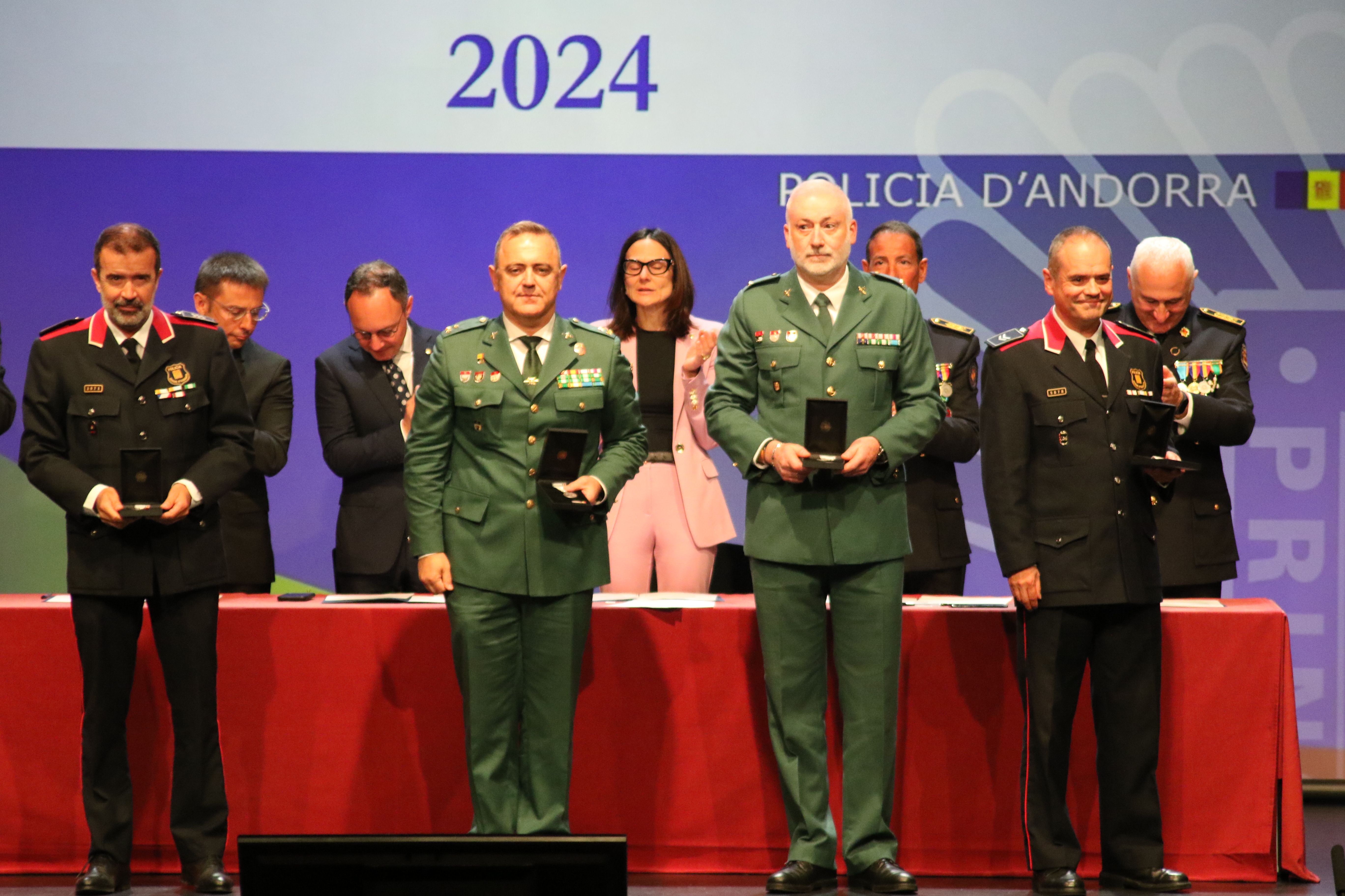 Condecoració amb distintiu d’argent al sergent Lluís Muñoz (mossos), el tinent de la guàrdia civil Gabriel Freijanes, el capità de la guàrdia civil Ricardo Yuste i el sotsinspector dels mossos Cèsar Jou. Condecoració amb distintiu d’argent al sergent Lluís Muñoz (mossos), el tinent de la guàrdia civil Gabriel Freijanes, el capità de la guàrdia civil Ricardo Yuste i el sotsinspector dels mossos Cèsar Jou.