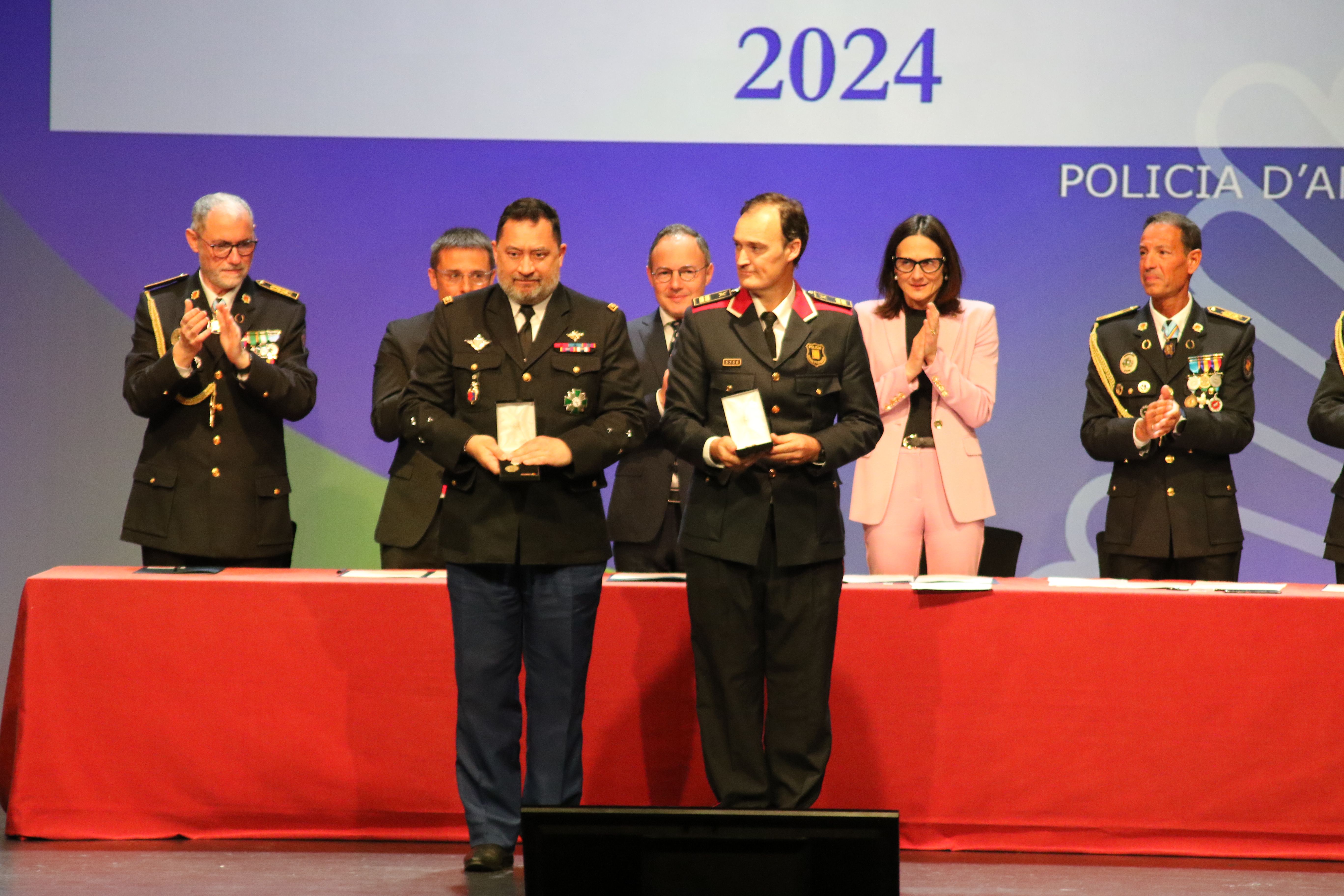 Reconeixement a la Seguretat Nacional: condecoració amb distintiu daurat al general de divisió de la gendarmeria Charles Bourillon i al comissari en cap dels mossos Eduard Sallent. Reconeixement a la Seguretat Nacional: condecoració amb distintiu daurat al general de divisió de la gendarmeria Charles Bourillon i al comissari en cap dels mossos Eduard Sallent.