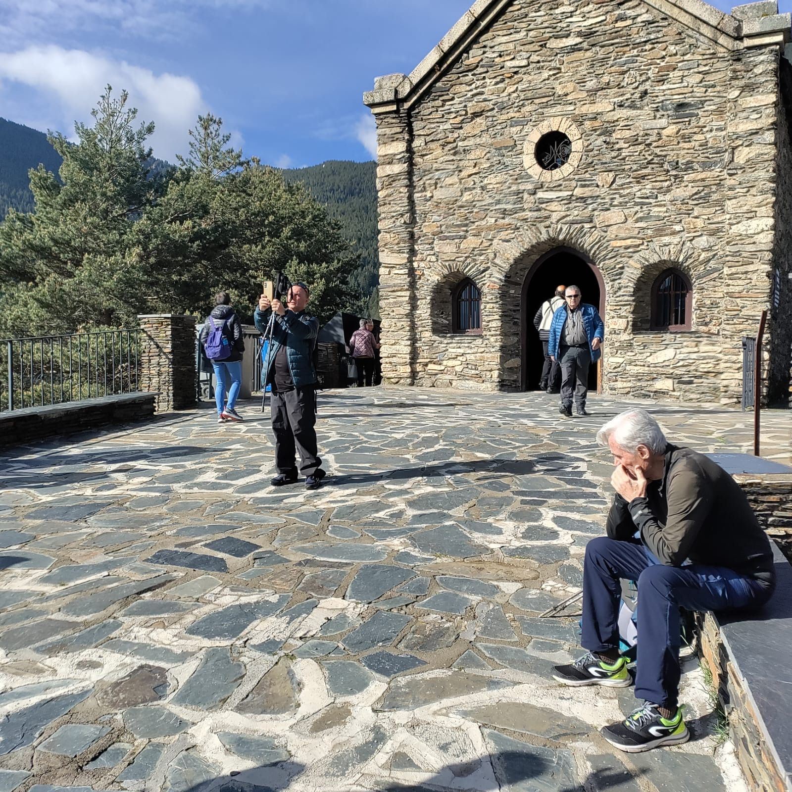 Els primers assistents que han arribat al santuari. Els primers assistents que han arribat al santuari.