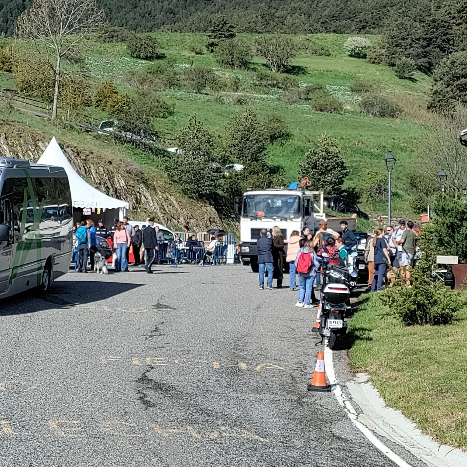 Assistents a l'aplec arribant a l'esplanada de Canòlich. Assistents a l'aplec arribant a l'esplanada de Canòlich.