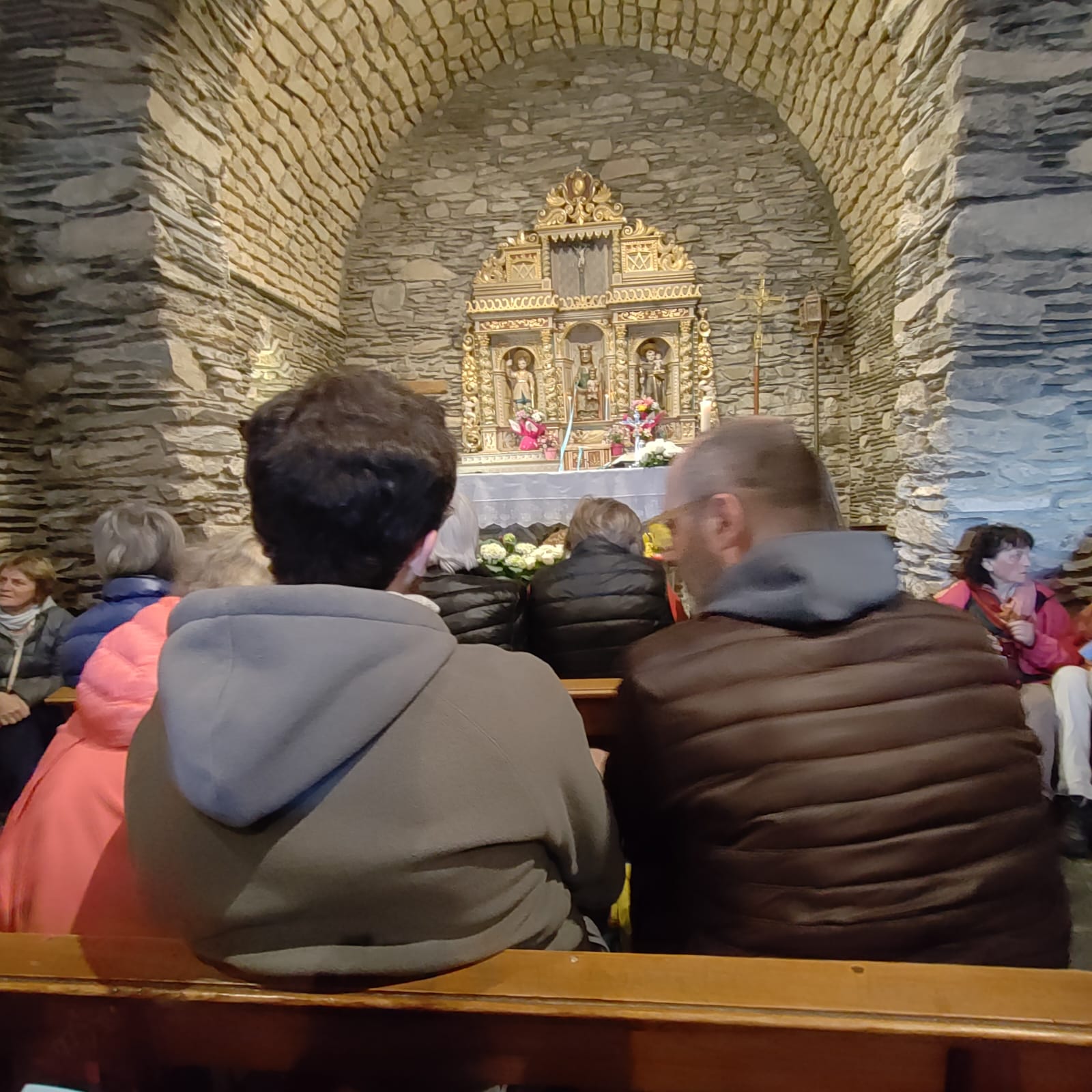 Ple de gom a gom en la missa de 10. Ple de gom a gom en la missa de 10.