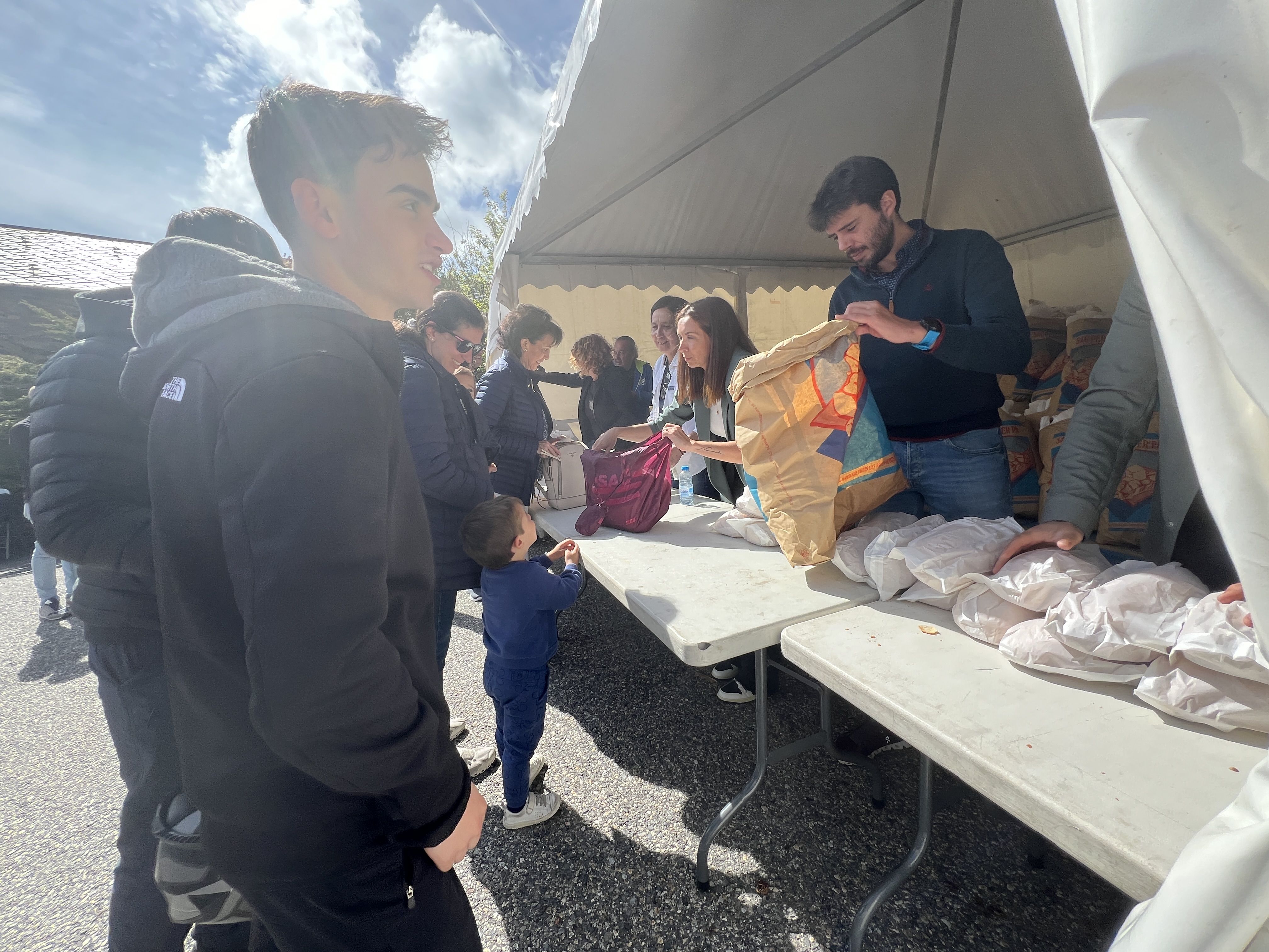 Els cònsols repartint pans. Els cònsols repartint pans.