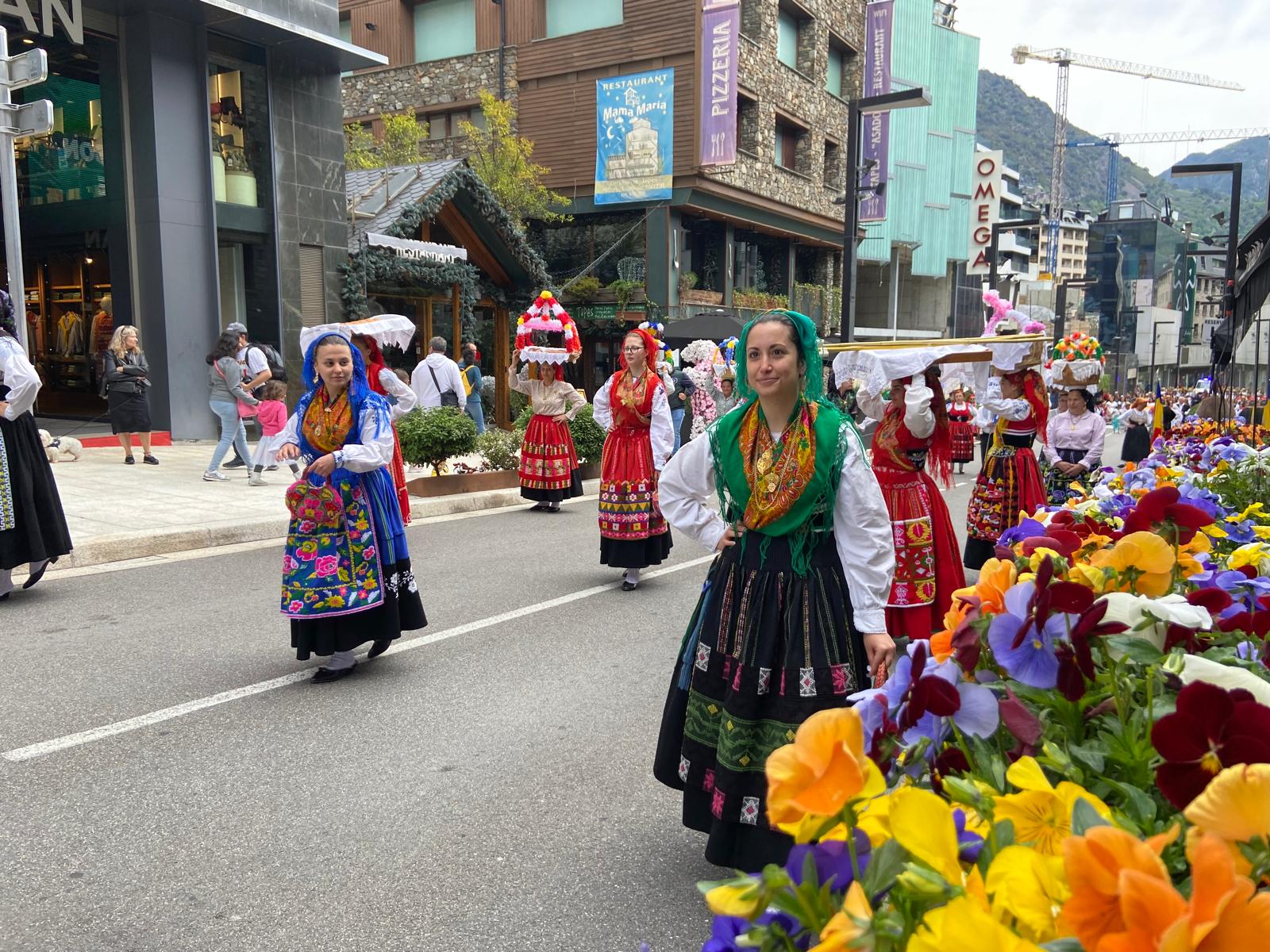 Integrants de la comunitat portuguesa en una cercavila a Andorra la Vella.