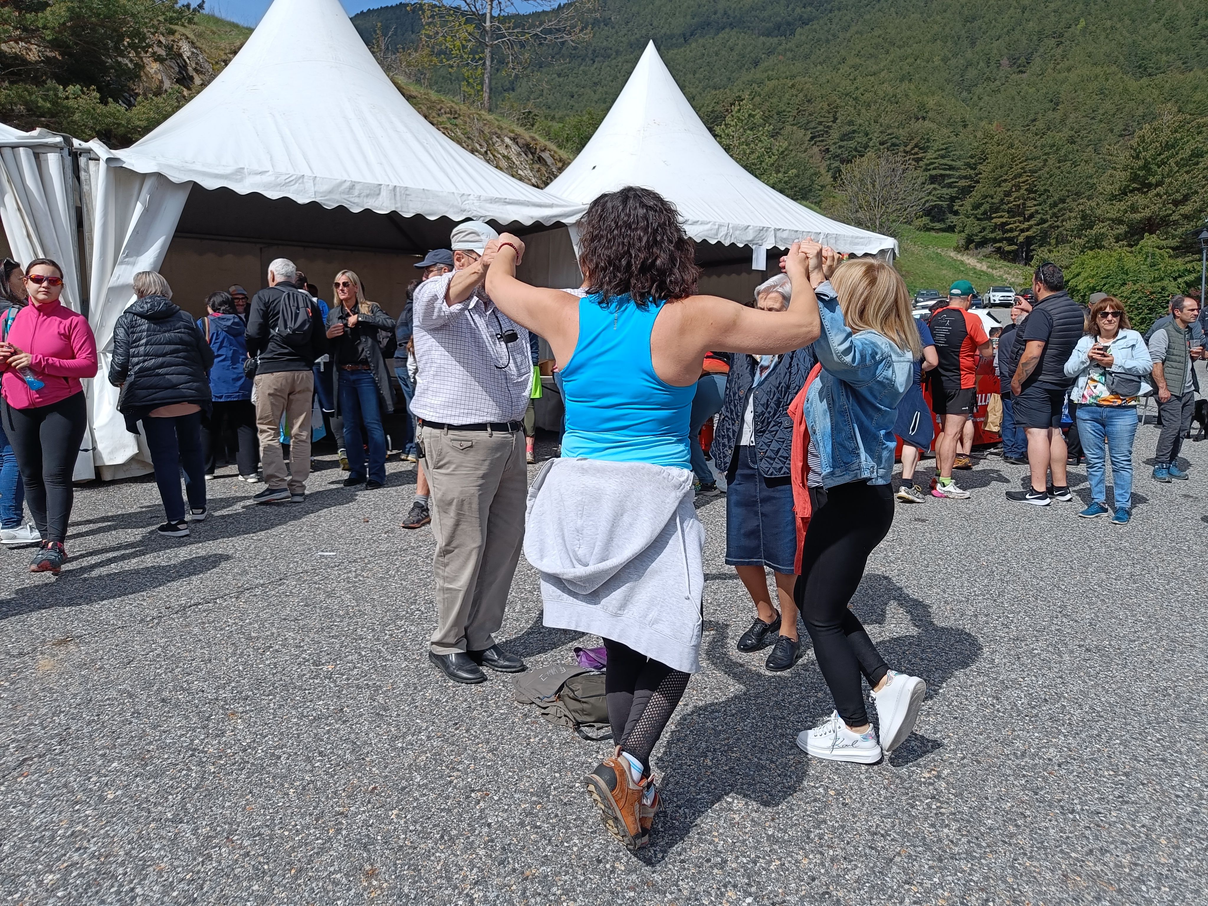 Ballada de sardanes durant l'aplec de Canòlich. Ballada de sardanes durant l'aplec de Canòlich.