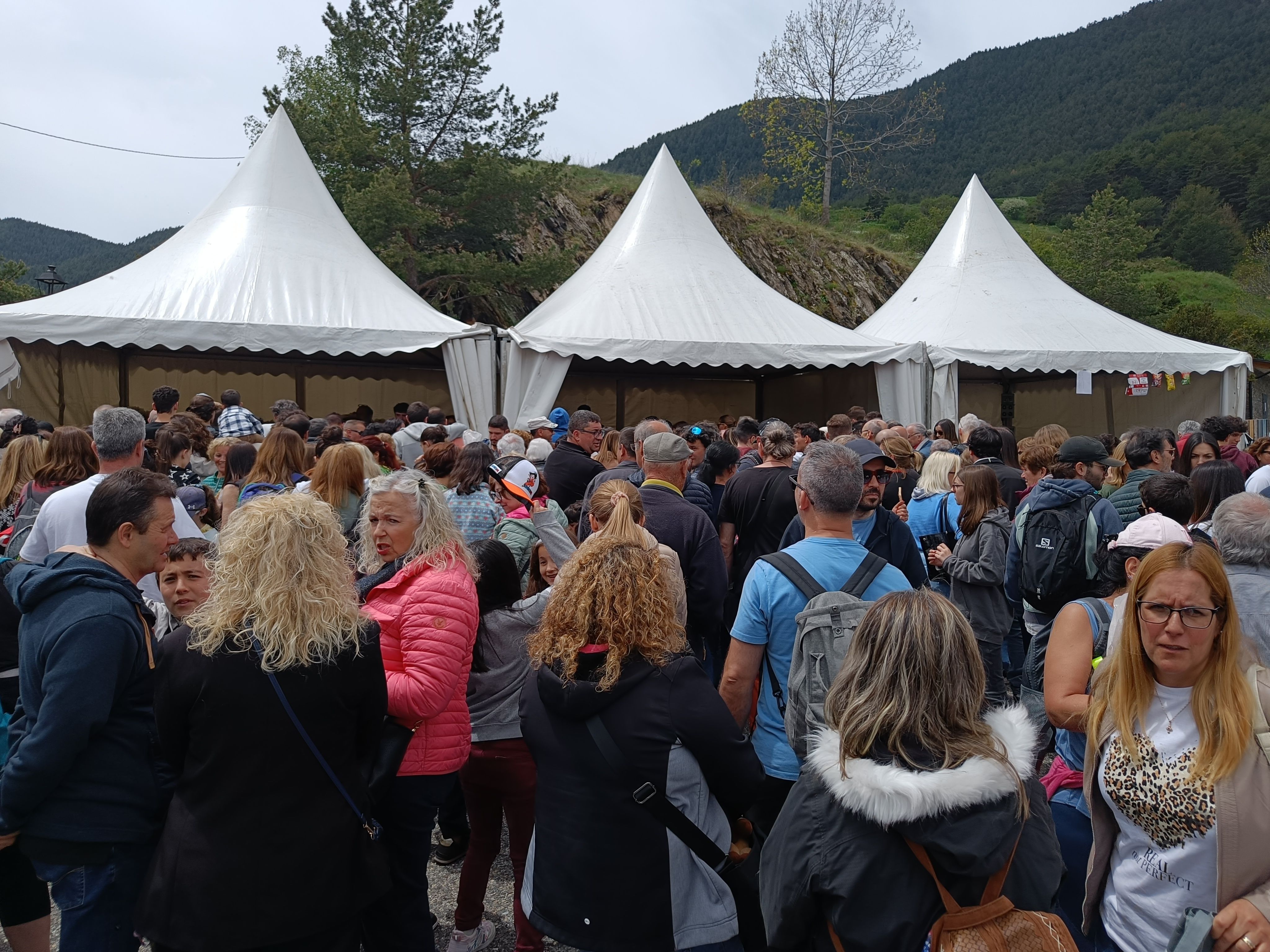 Una multitud esperant per recollir el pa beneït. Una multitud esperant per recollir el pa beneït.