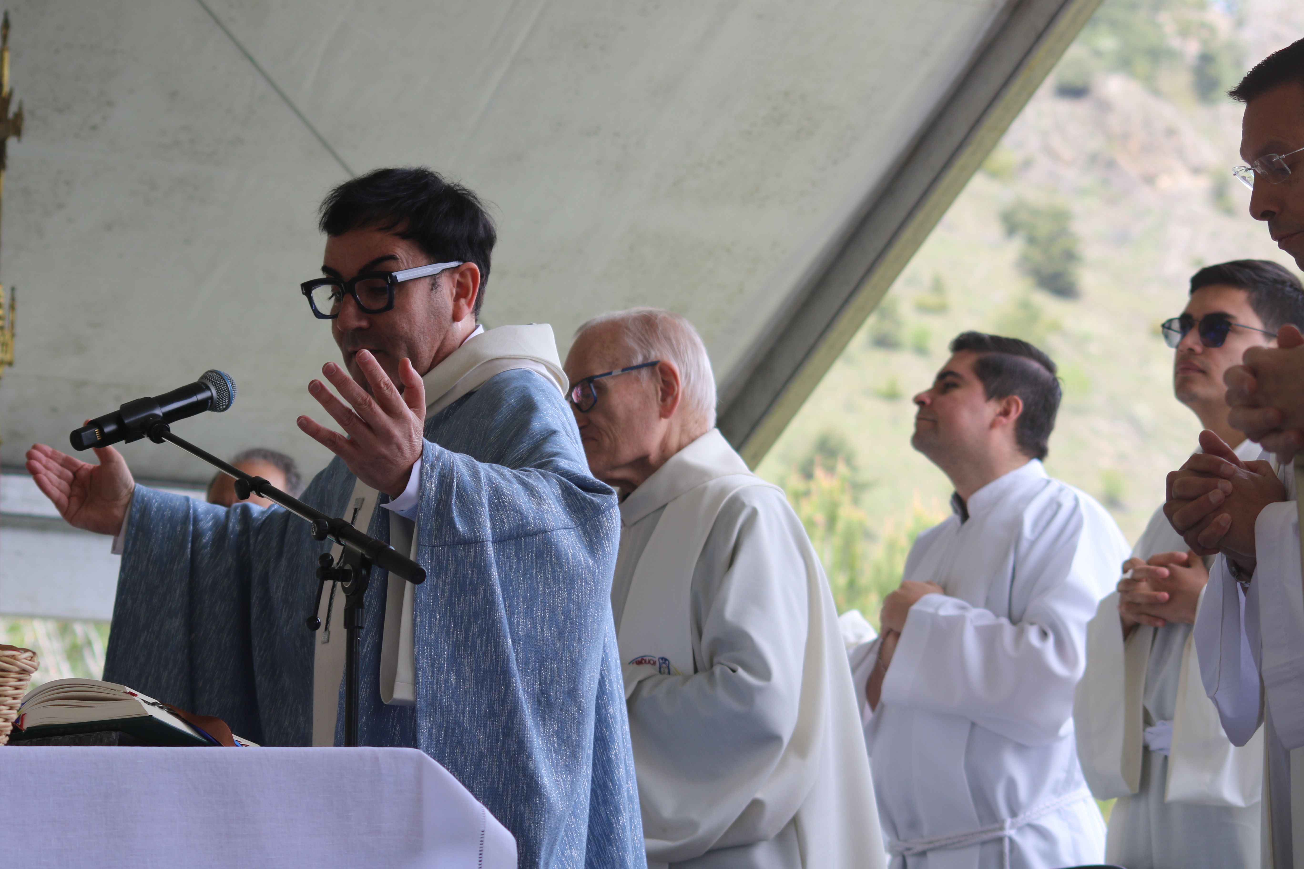 Mossèn Pepe Chisvert durant la celebració. Mossèn Pepe Chisvert durant la celebració.
