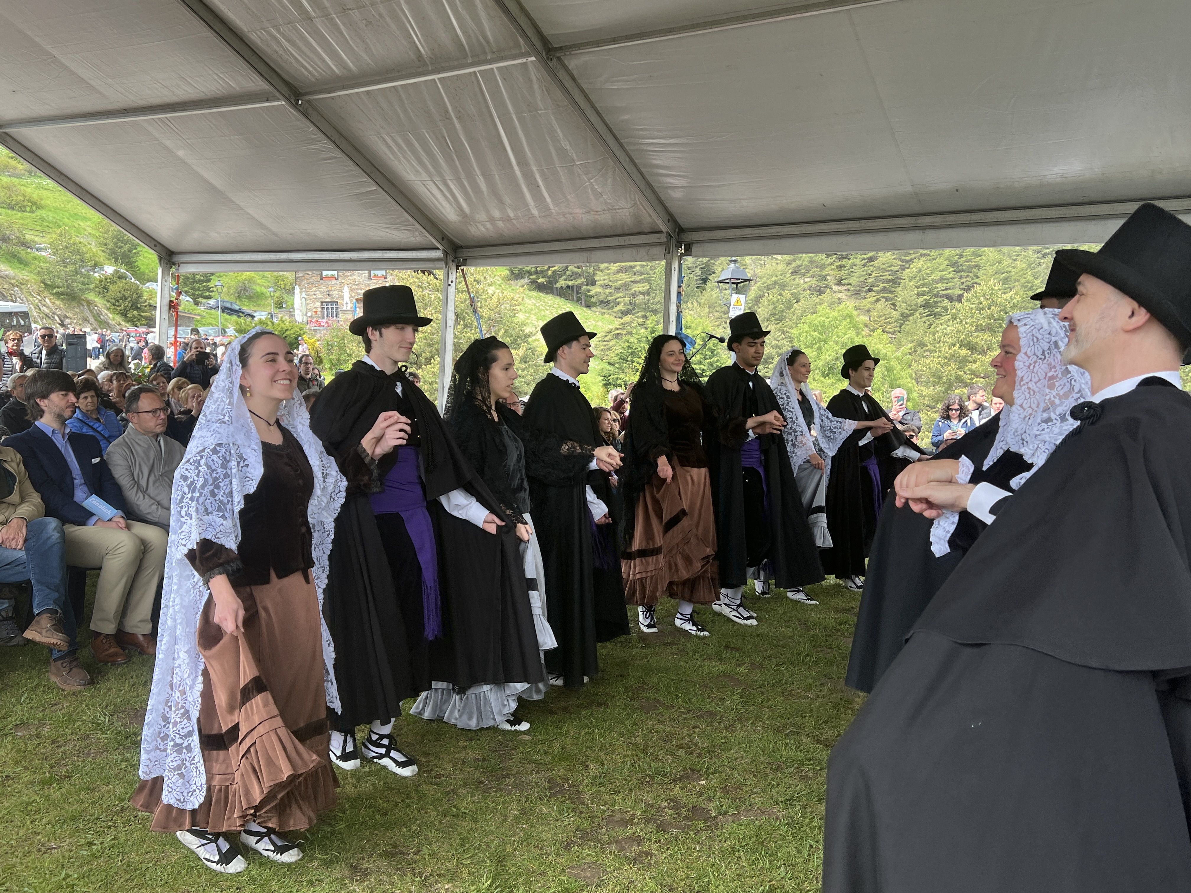 'El ball de Canòlich' de l'Esbart Lauredià durant la missa. 'El ball de Canòlich' de l'Esbart Lauredià durant la missa.