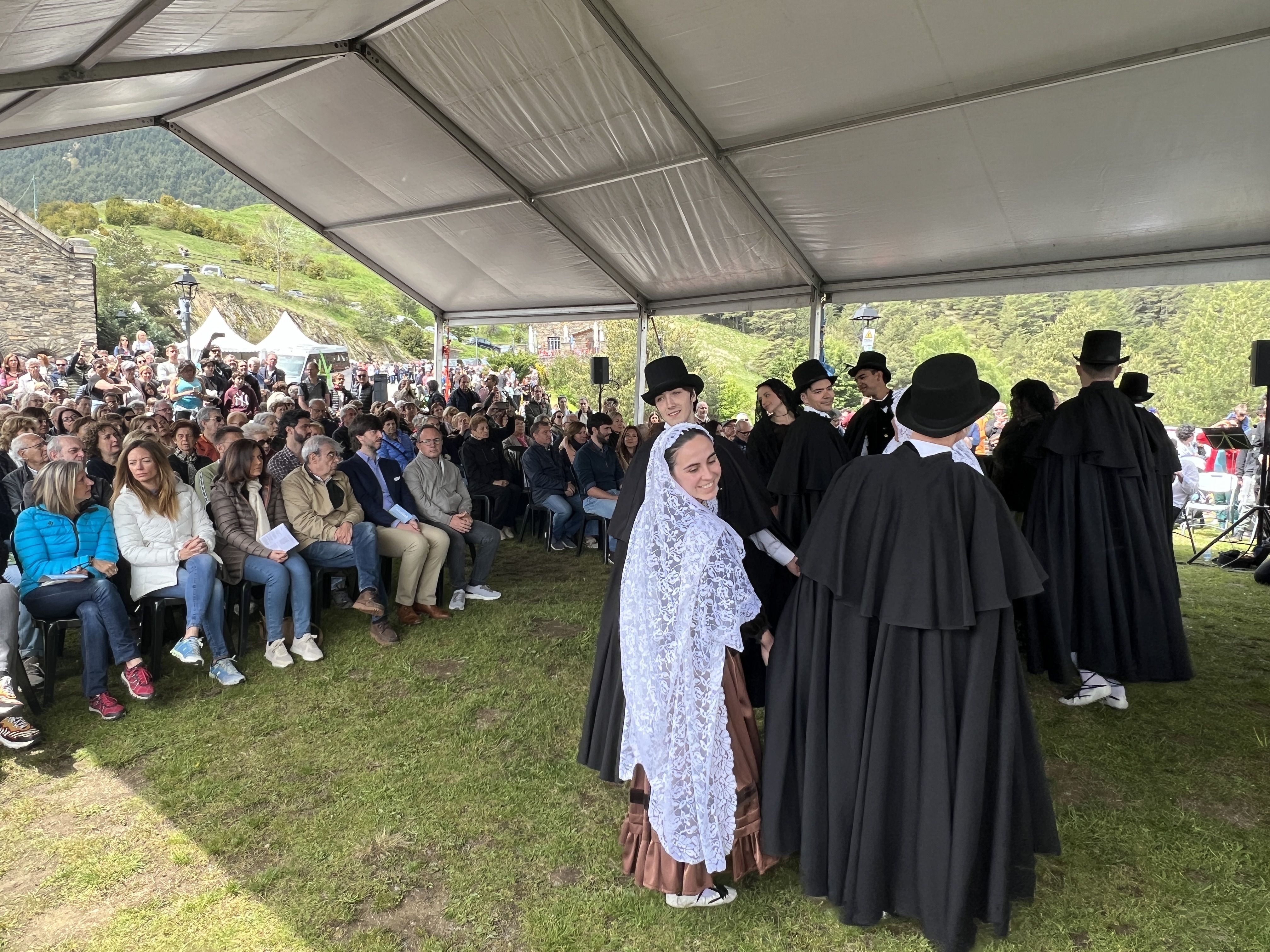 Les autoritats seguint 'El ball de Canòlich' de l'Esbart Lauredià durant la missa. Les autoritats seguint 'El ball de Canòlich' de l'Esbart Lauredià durant la missa.