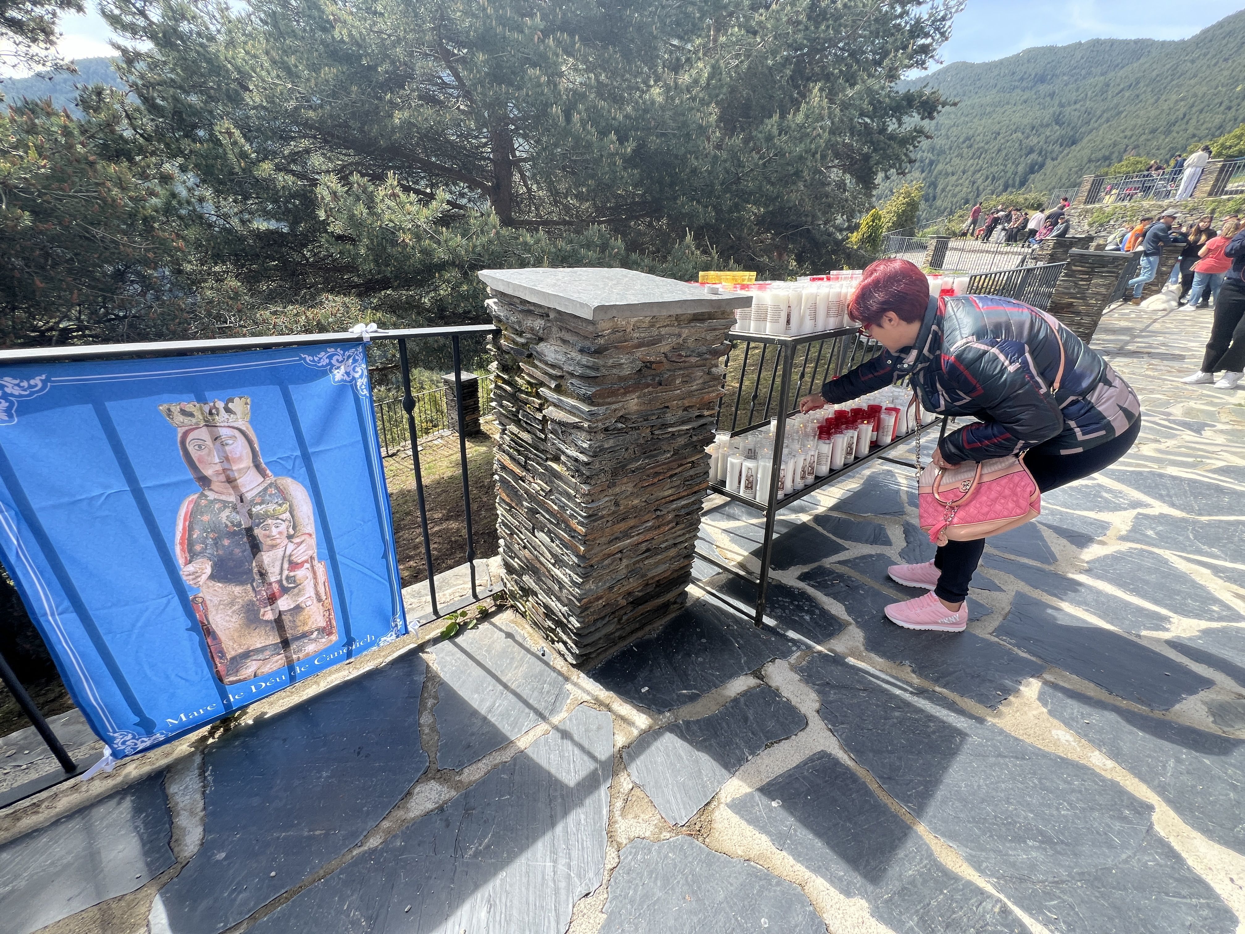 La imatge de la verge de Canòlich al costat dels ciris. La imatge de la verge de Canòlich al costat dels ciris.