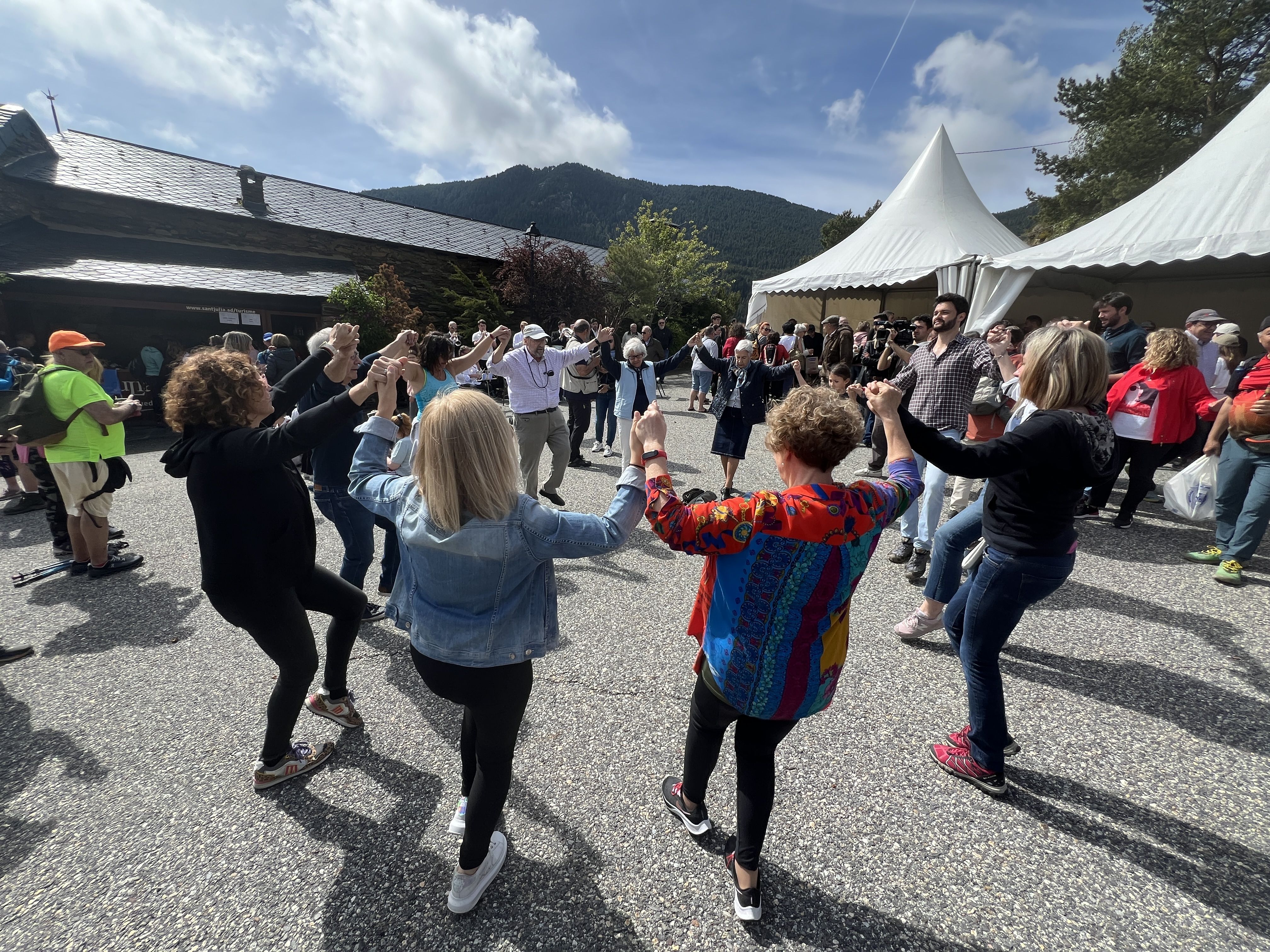 La ballada de sardanes. La ballada de sardanes.