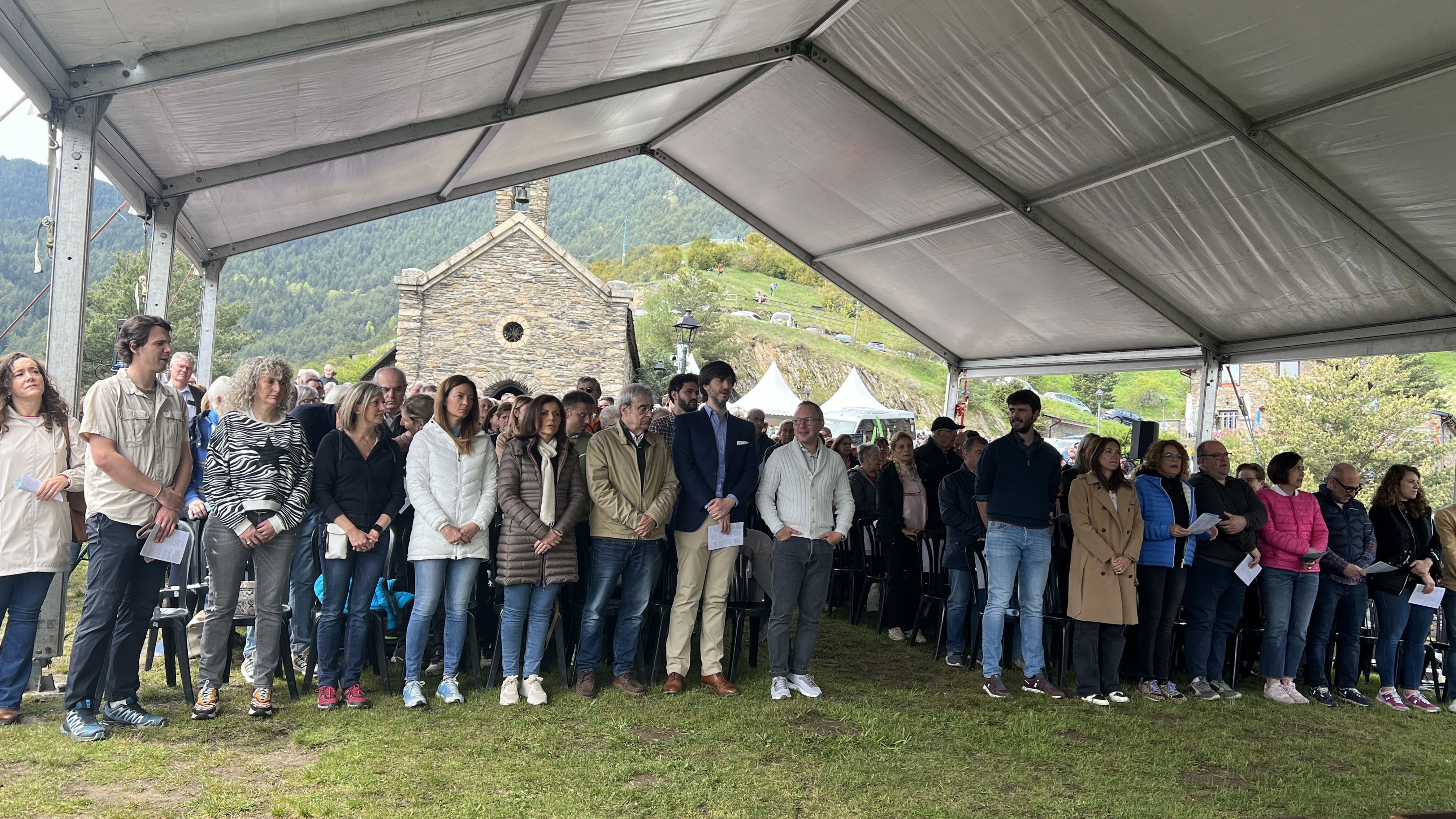 Primera fila d'autoritats amb el santuari de Canòlich al fons.