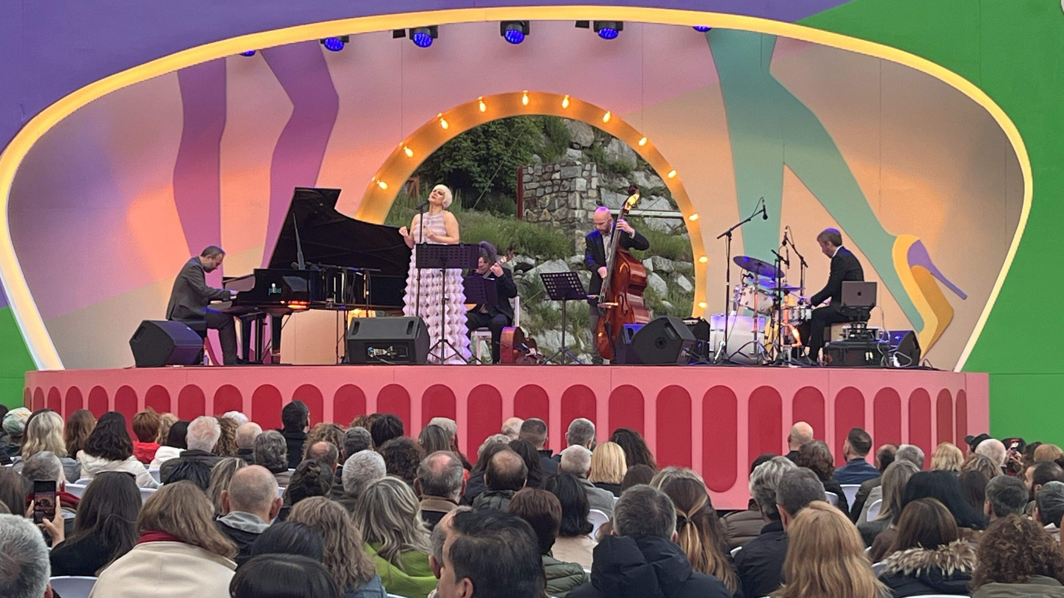 Pasión Vega acompanyada de piano, bateria, contrabaix i violoncel o violí.