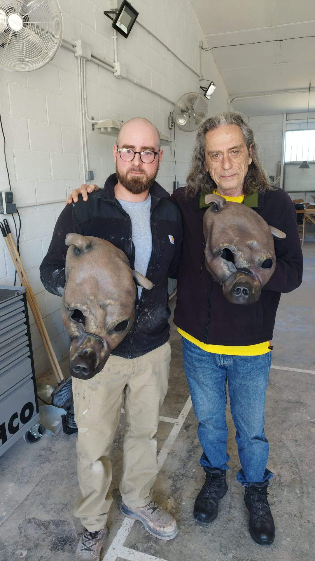 Arnau Codina i Ignacio Rovira amb la rèplica de la màscara.