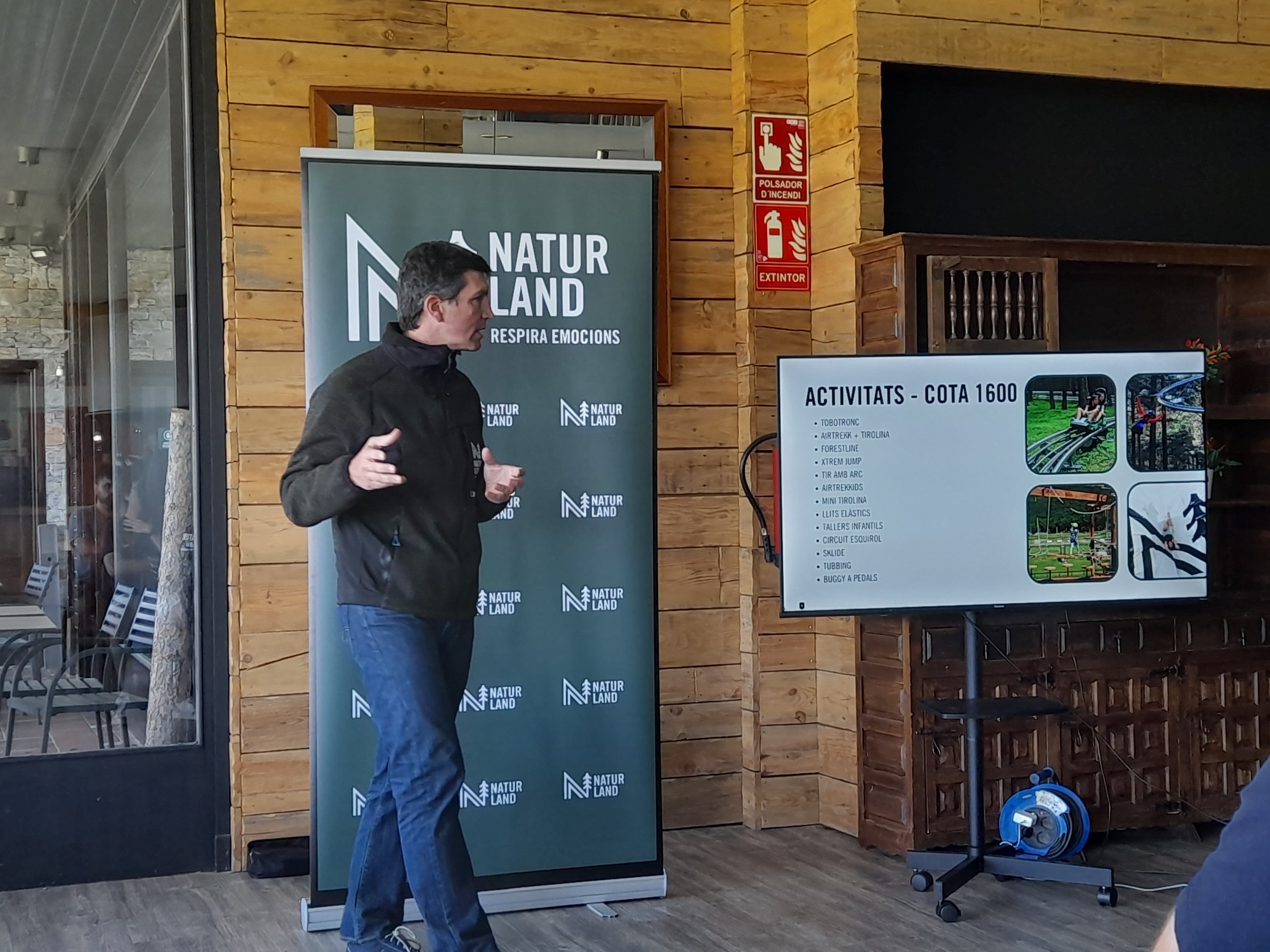 Xabier Ajona durant la presentació de la temporada d'estiu de Natrurland.