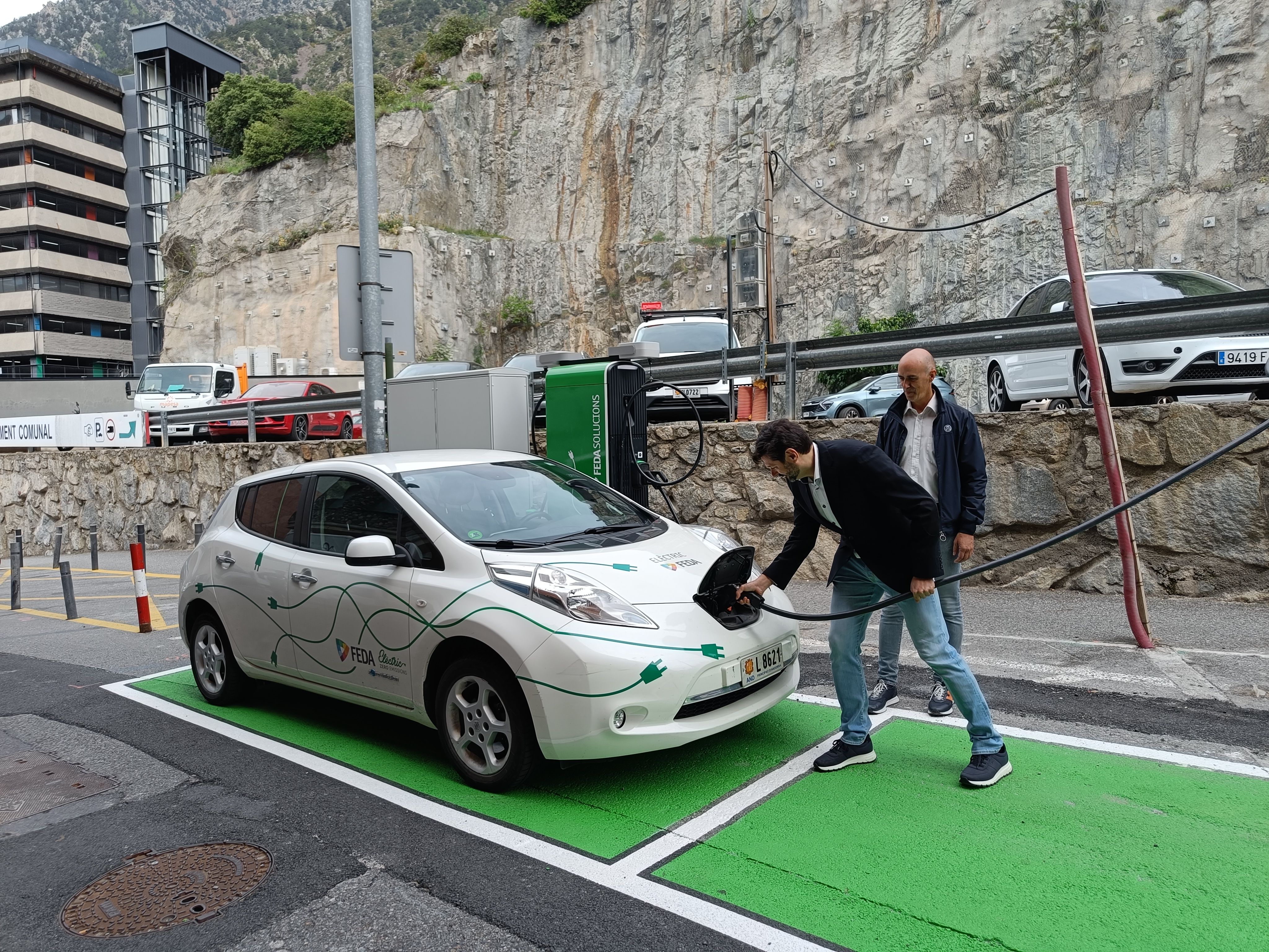 Ivan Mora i Xavier Surana connectant el carregador a un vehicle.