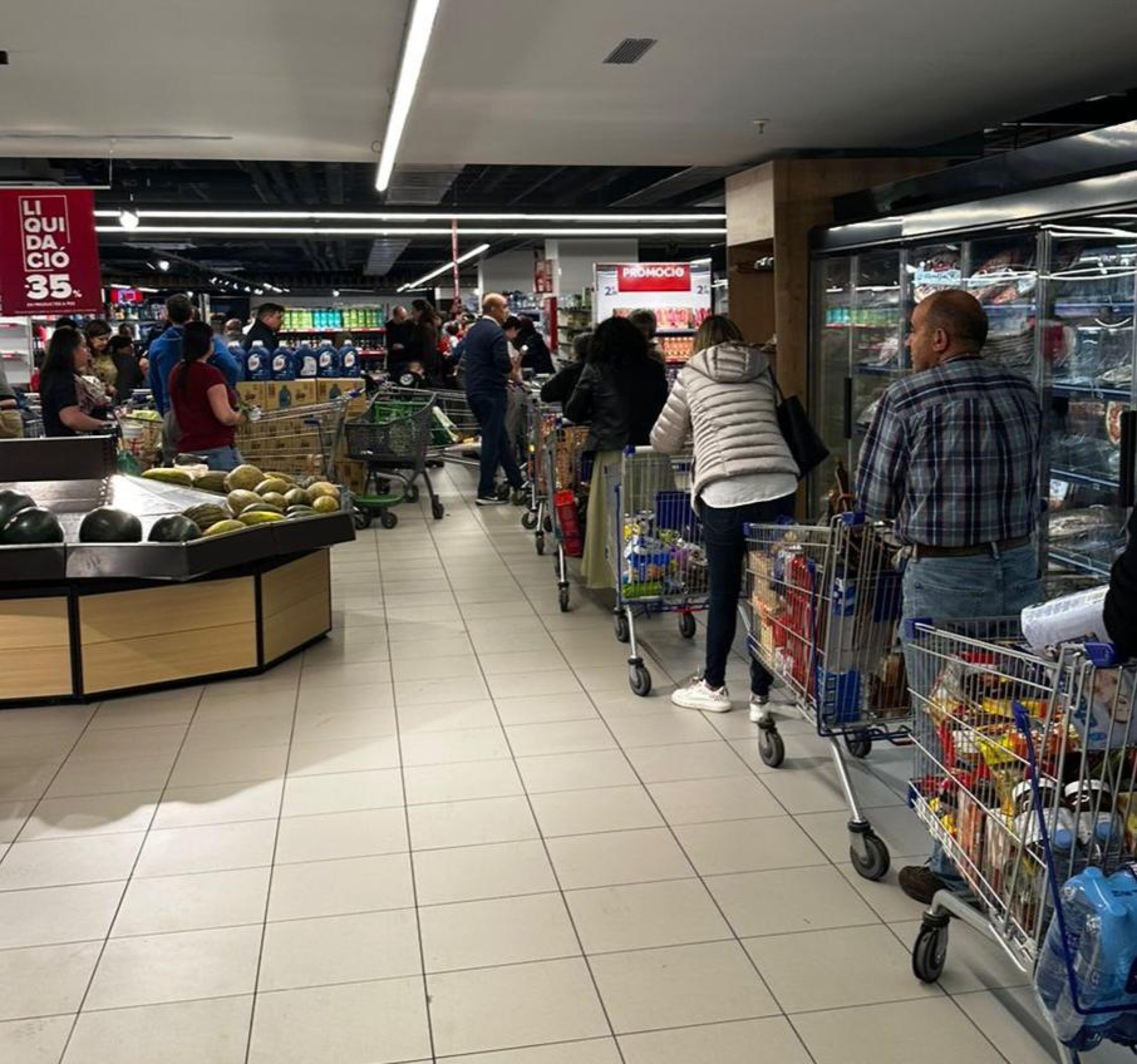 Cues de clients esperant per avançar amb els carros plens. Cues de clients esperant per avançar amb els carros plens.