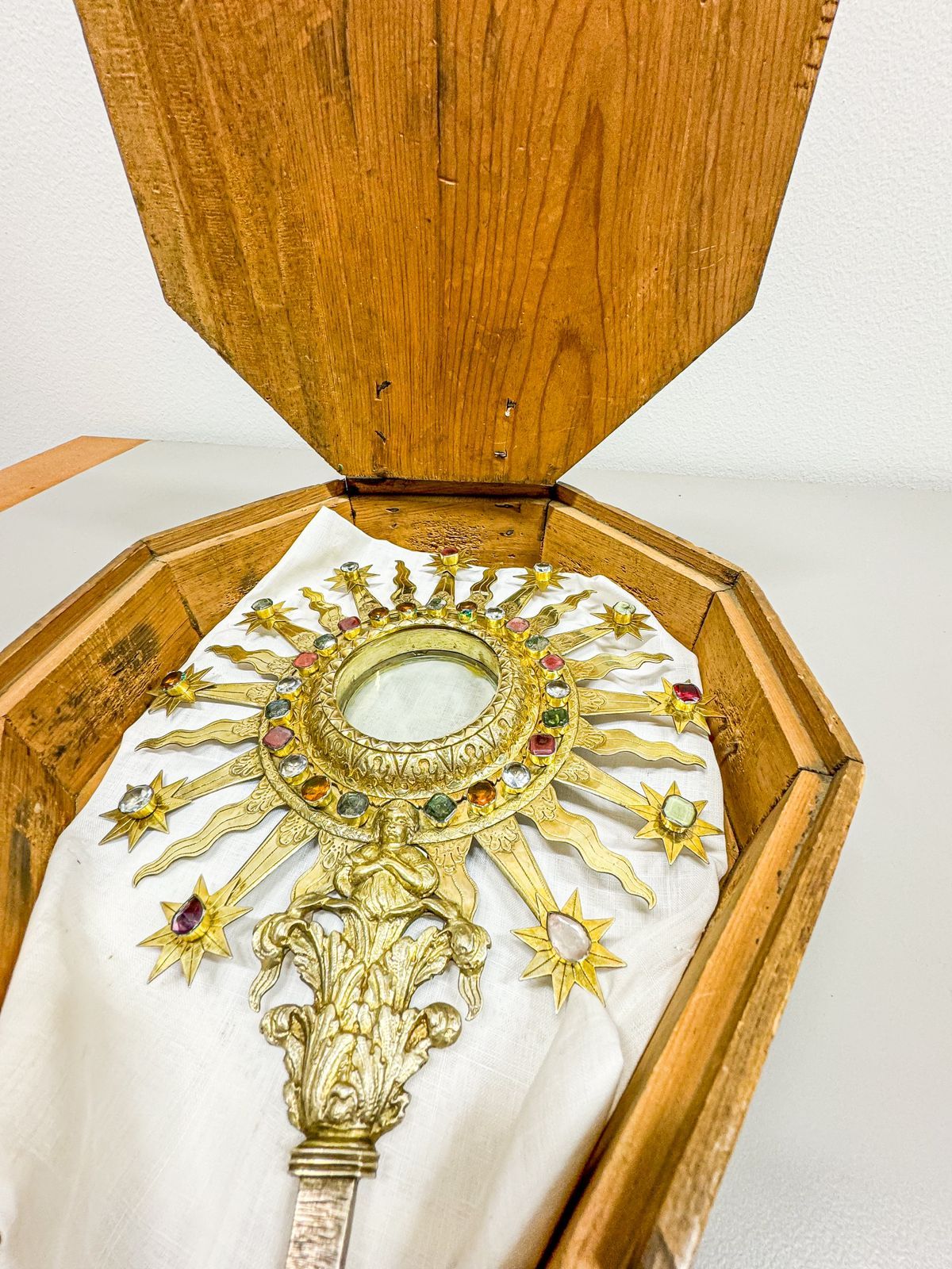 La custòdia en el seu estoig.