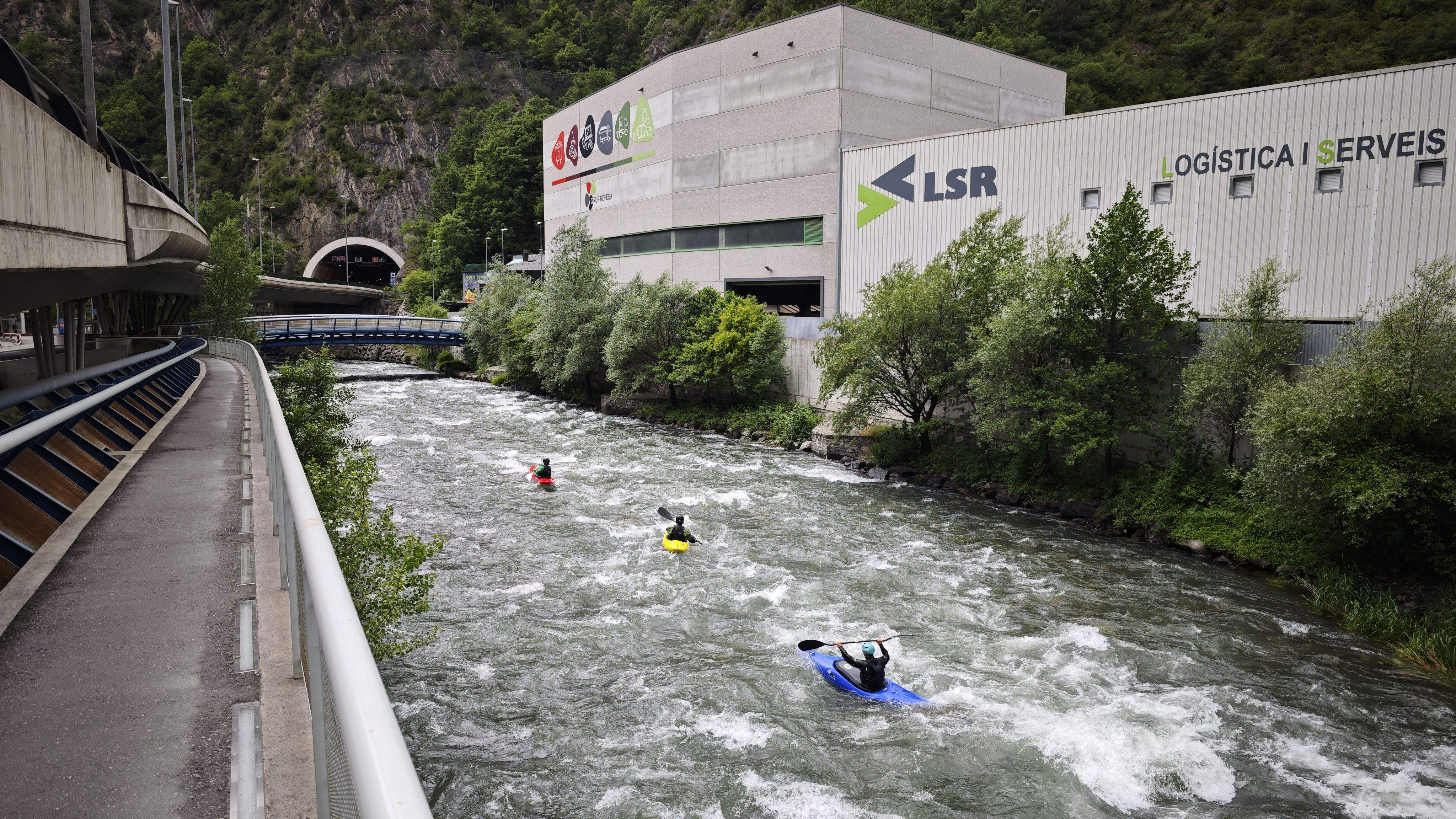 Els tres piragüsites al riu Valira.