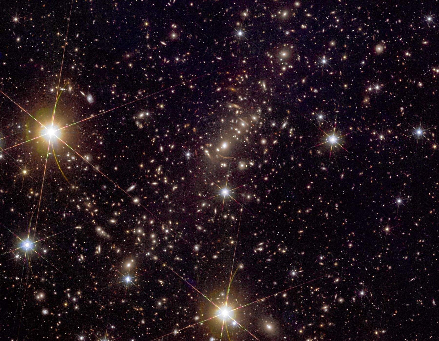 El centre d'Abell2390 on són visibles els arcs gravitatoris La portaveu del Sindicat, Rebeca Bonache.