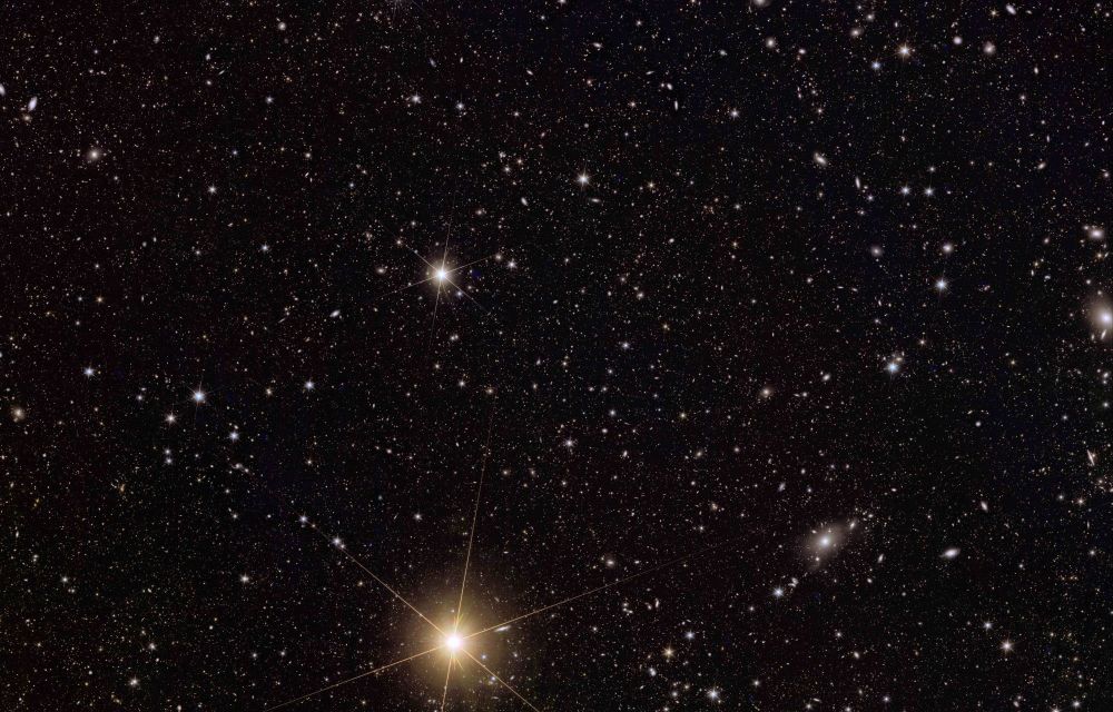 El cúmul de galàxies Abel2764 molt distant i l'estel Beta Phoenicis de la nostra galàxia