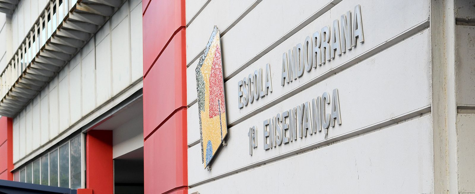 Façana de l'Escola andorrana de primera ensenyança de Santa Coloma.