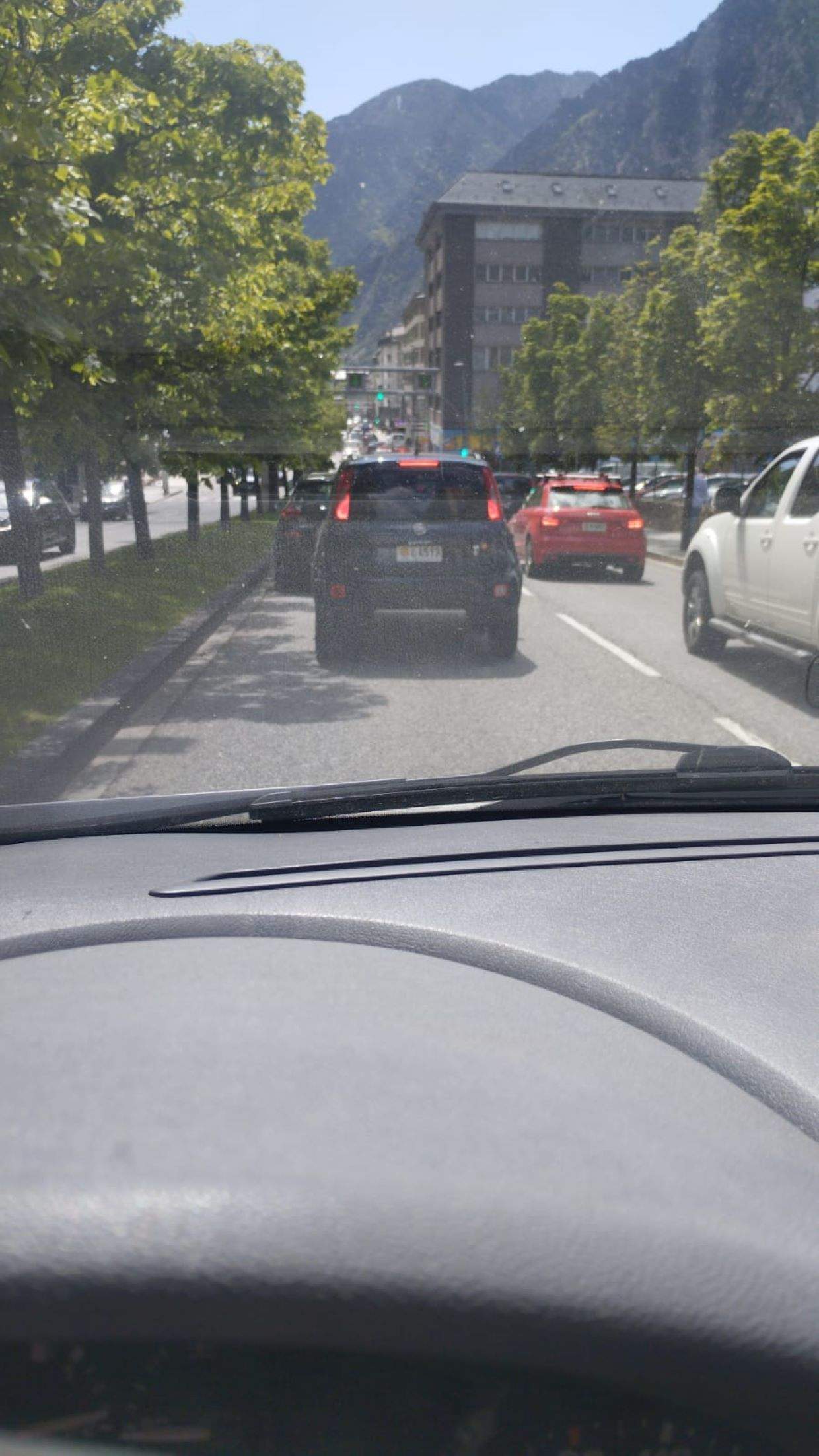 Les retencions que ha provocat l'accident a la rotonda de Josep Escaler.