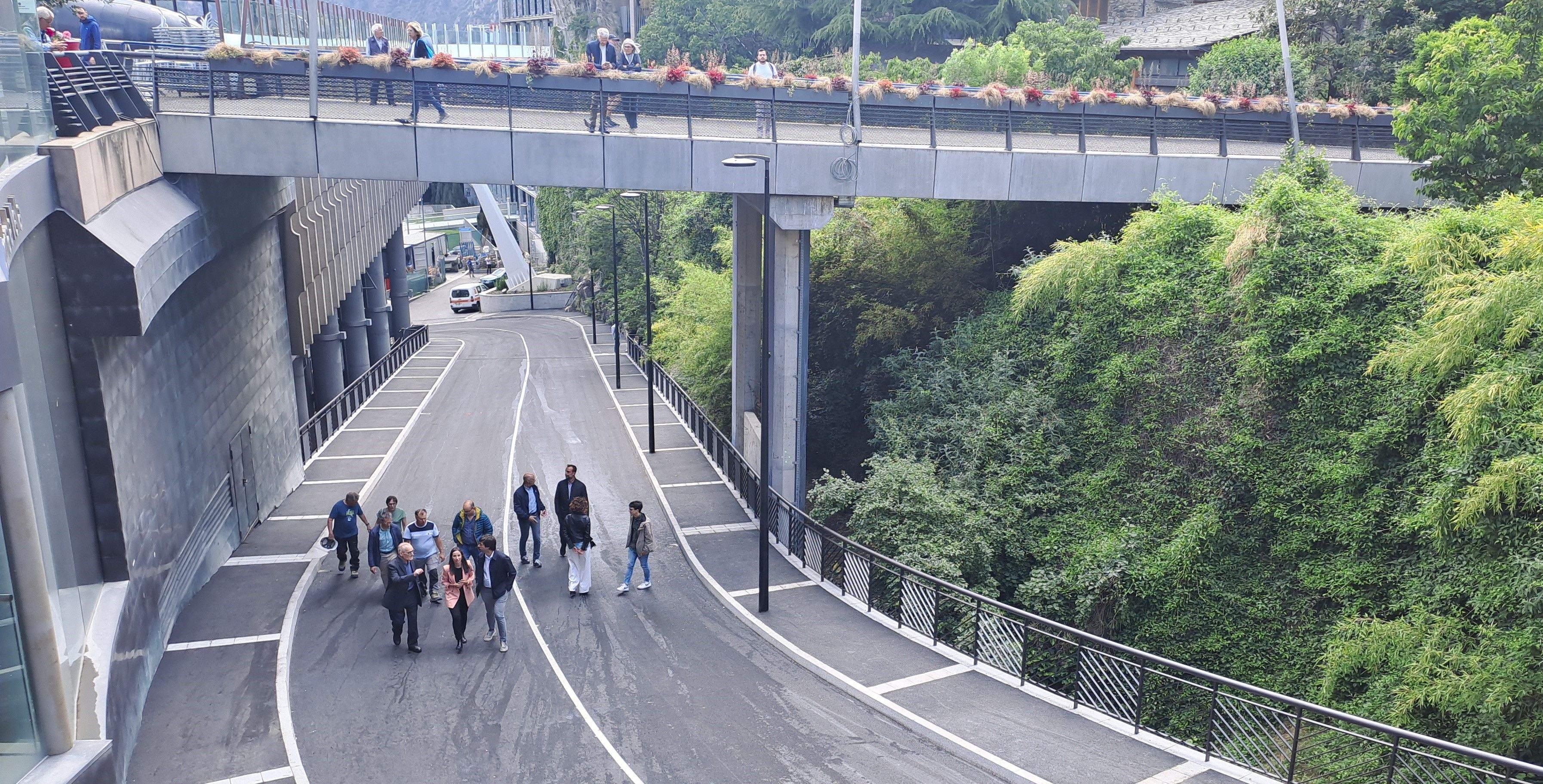 Les autoritats comunals pujant pel viaducte just abans de reobrir.