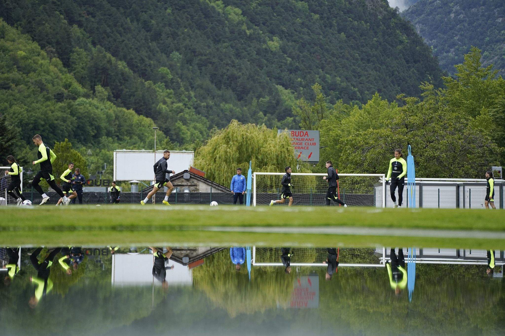 Jugadors de l'FC Andorra entrenant al Joan Samarra.