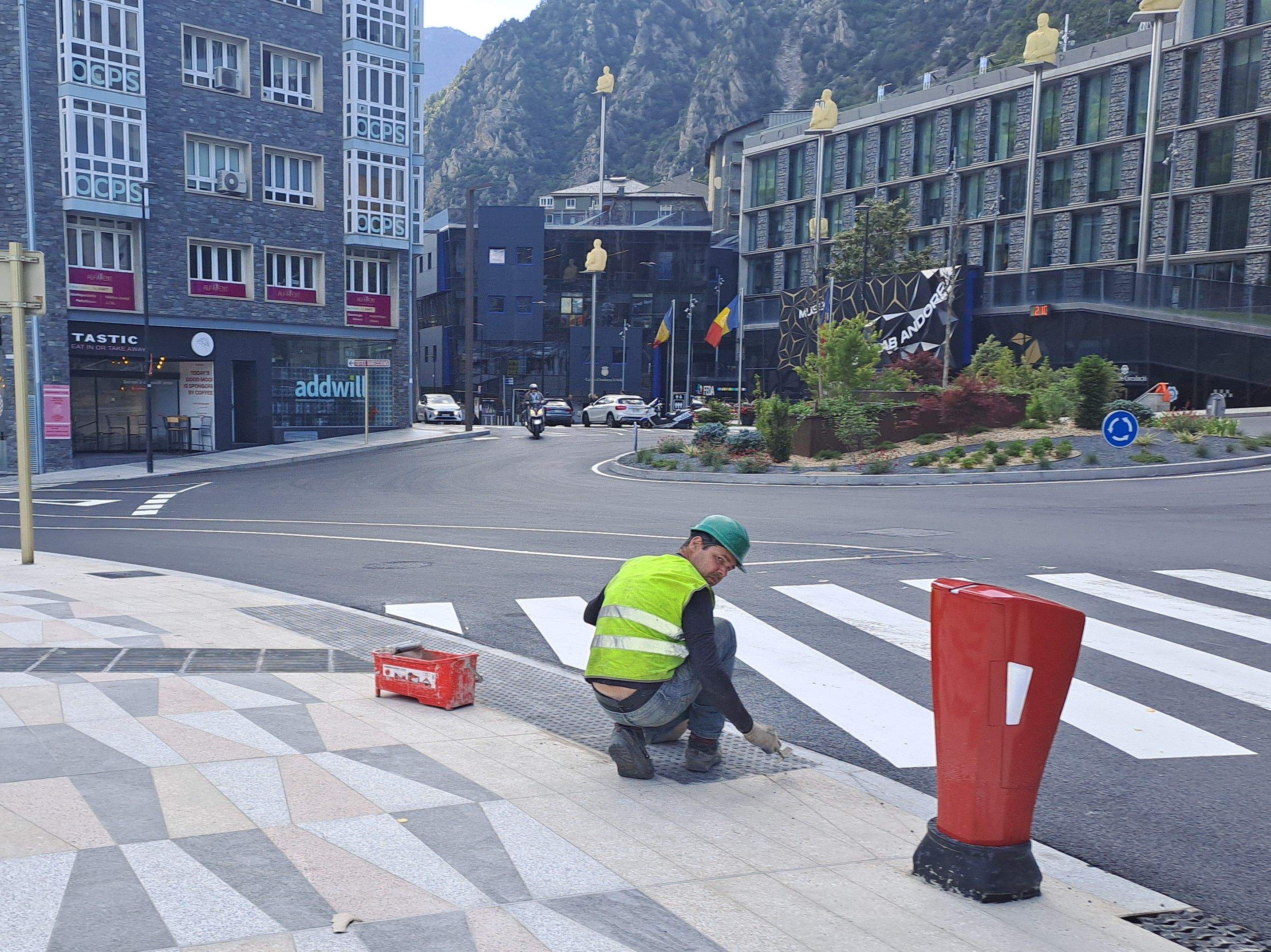 Un operari fent els darrers retocs a l'obra. Un operari fent els darrers retocs a l'obra.