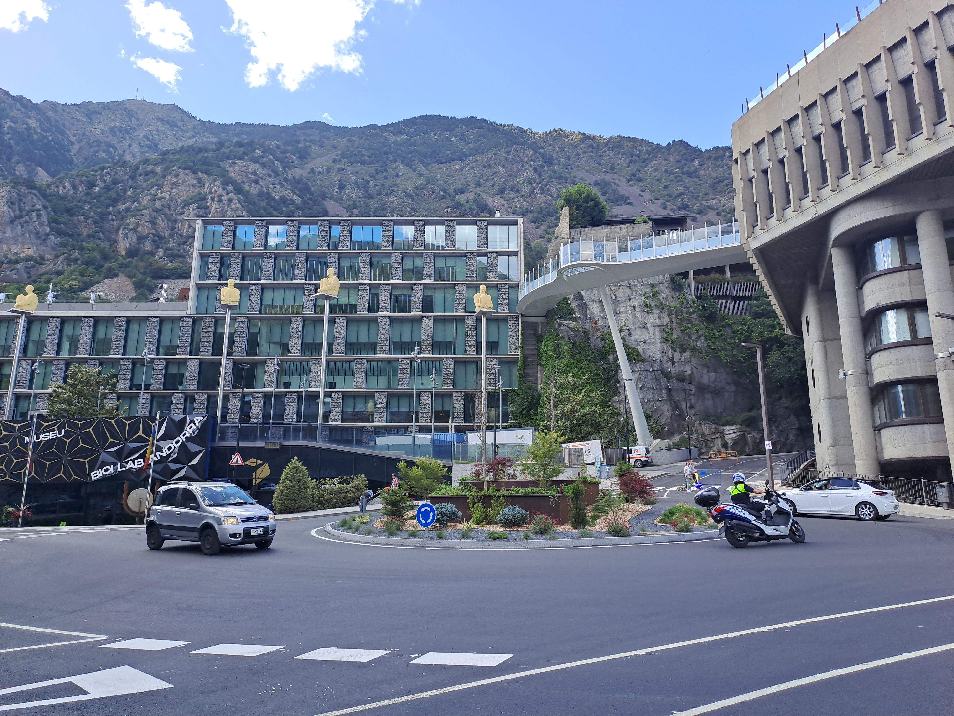 La rotonda de Govern, amb el nou embelliment. La rotonda de Govern, amb el nou embelliment.