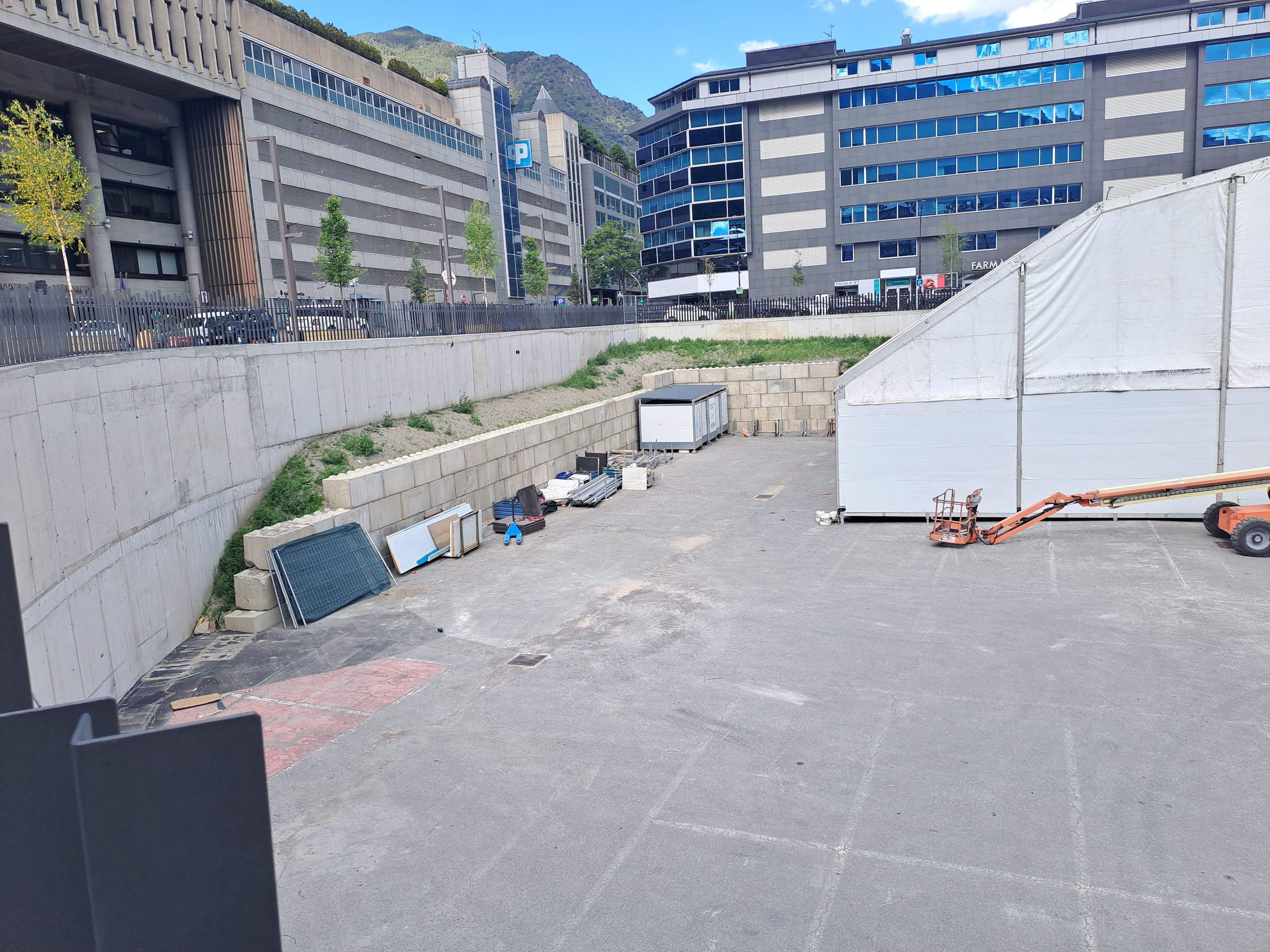 L'espai on es podria ampliar l'aparcament i fer una plaça pública. L'espai on es podria ampliar l'aparcament i fer una plaça pública.