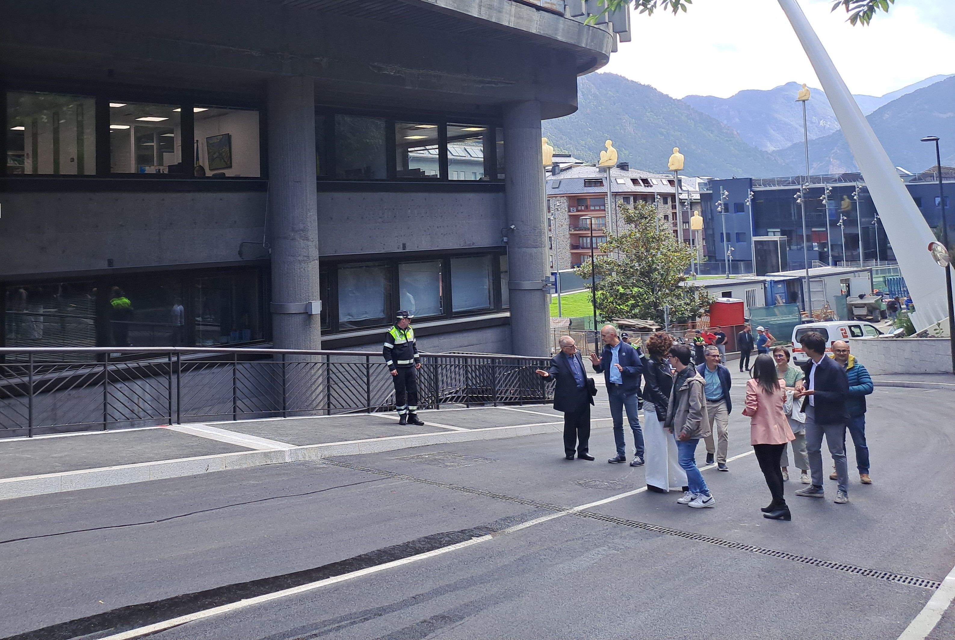 Les autoritats pujant pel viaducte. Les autoritats pujant pel viaducte.