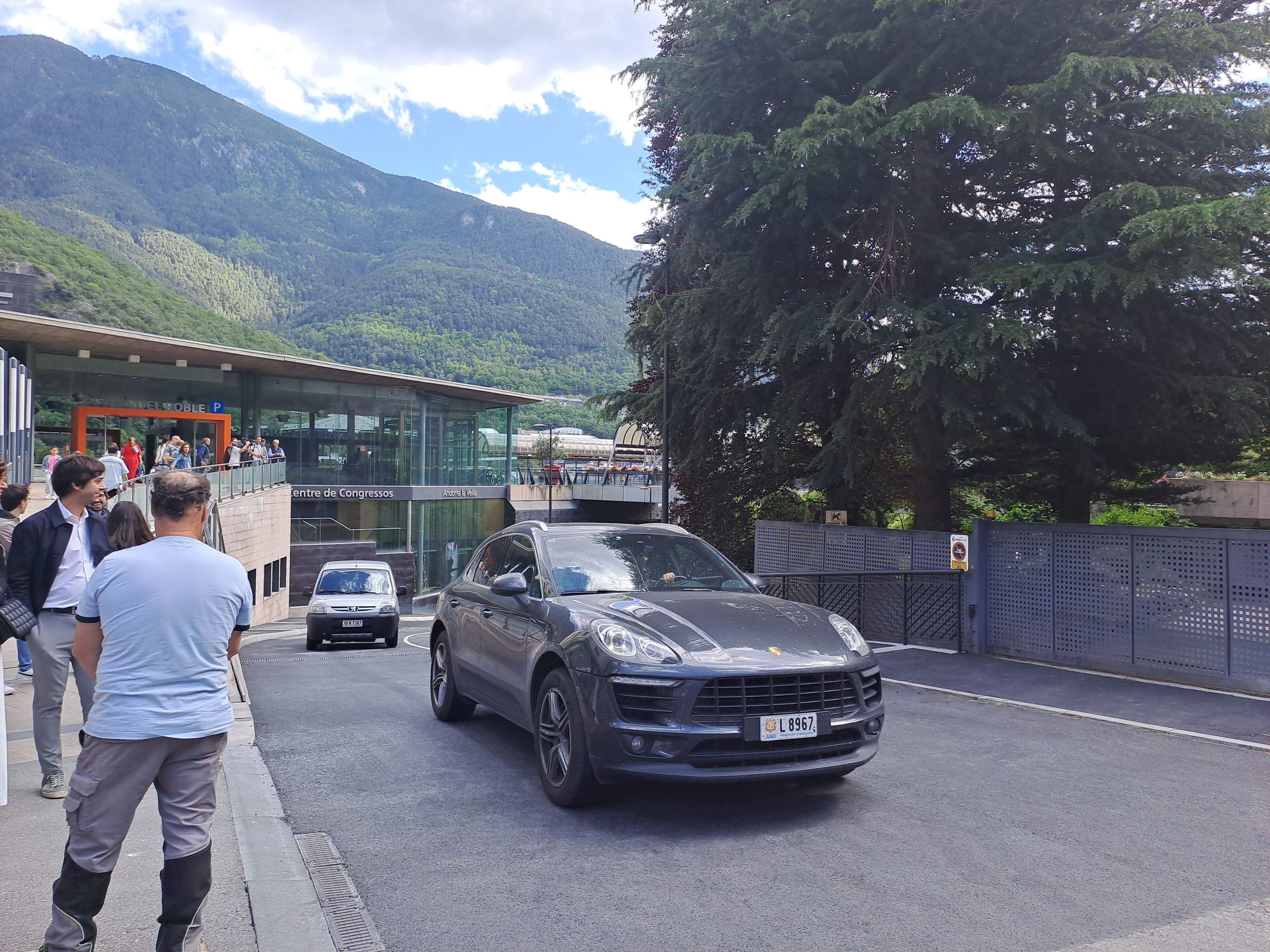 Els primers cotxes pujant pel viaducte. Els primers cotxes pujant pel viaducte.