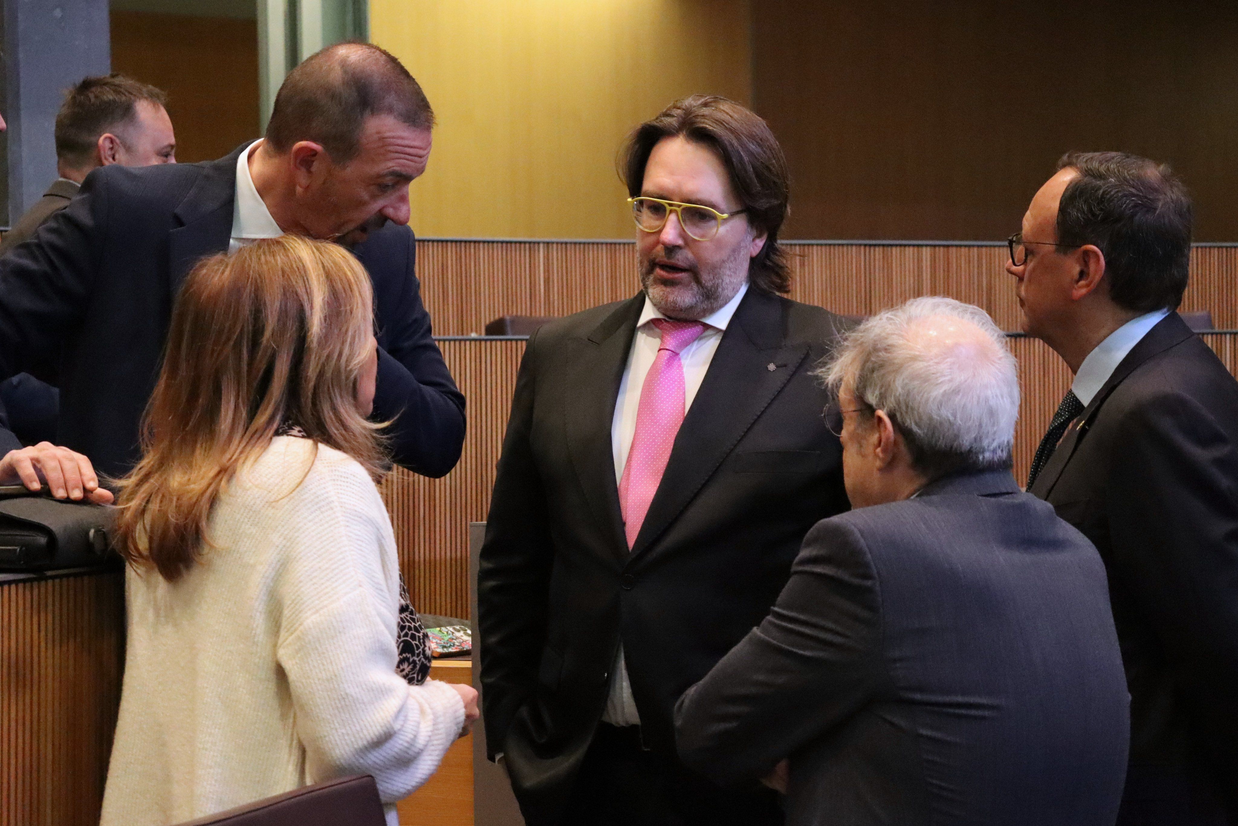Carles Naudi conversant amb membres de Demòcrates.