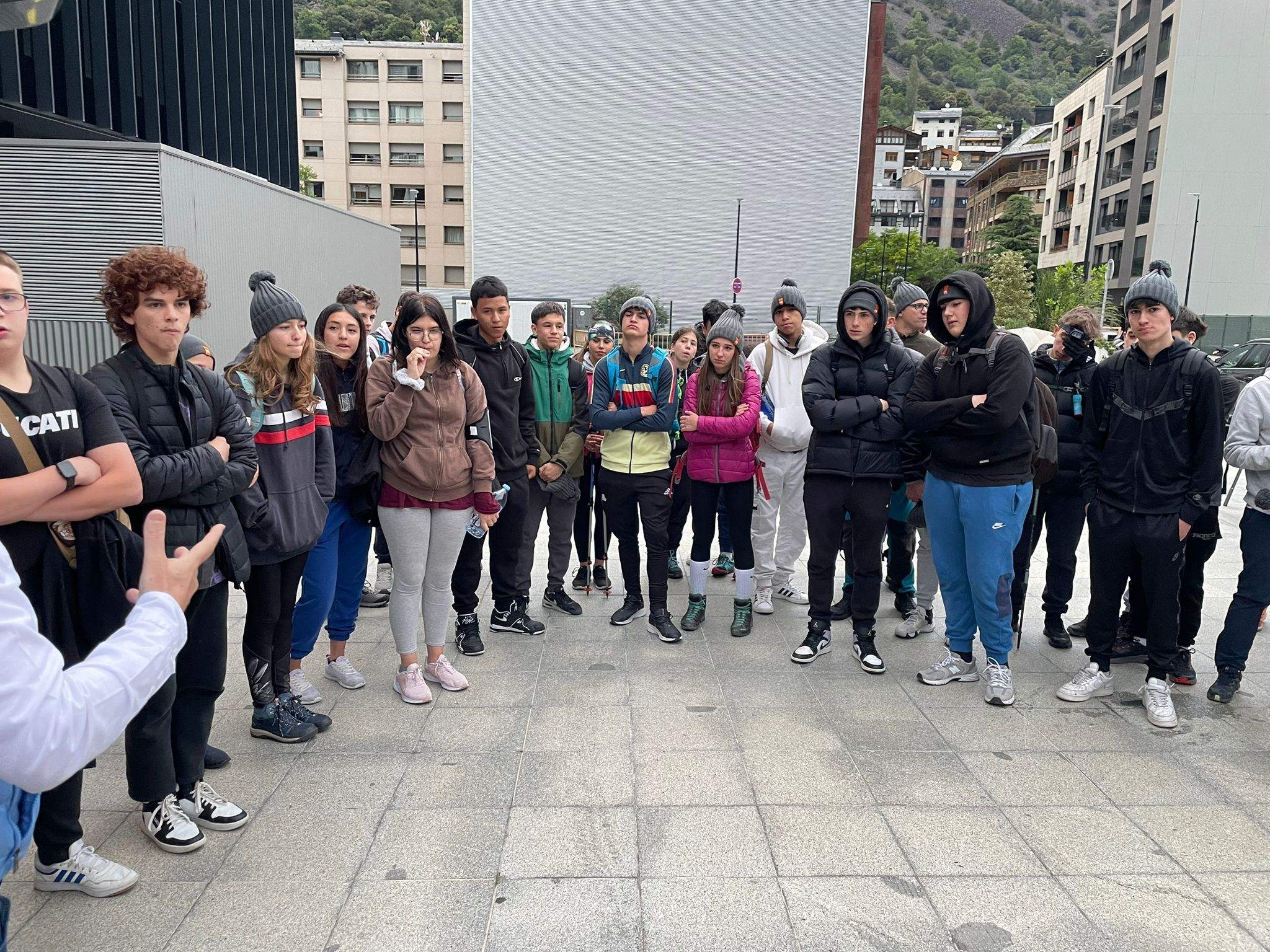 Escoltant la pregària-instructora inicial. Escoltant la pregària-instructora inicial.