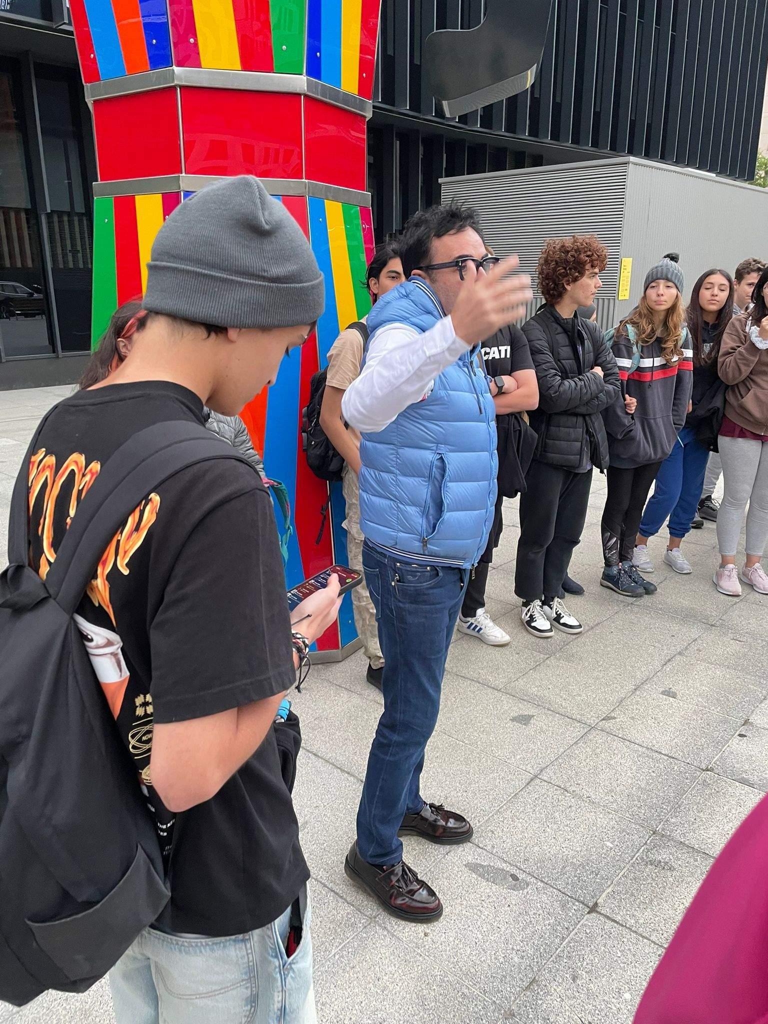 Mossèn Pepe Chisvert durant la pregària inicial. Mossèn Pepe Chisvert durant la pregària inicial.