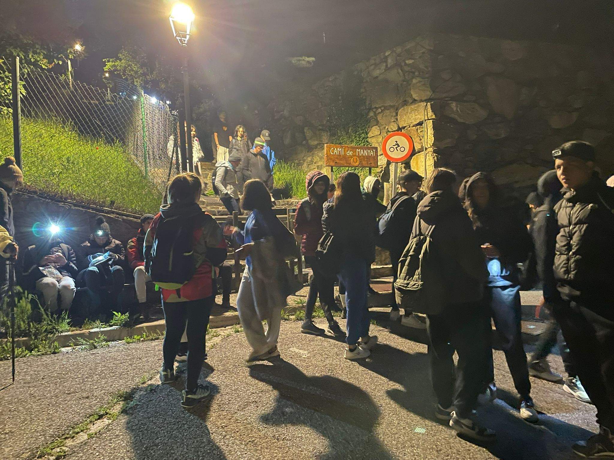 El grup al camí de Manyat.
