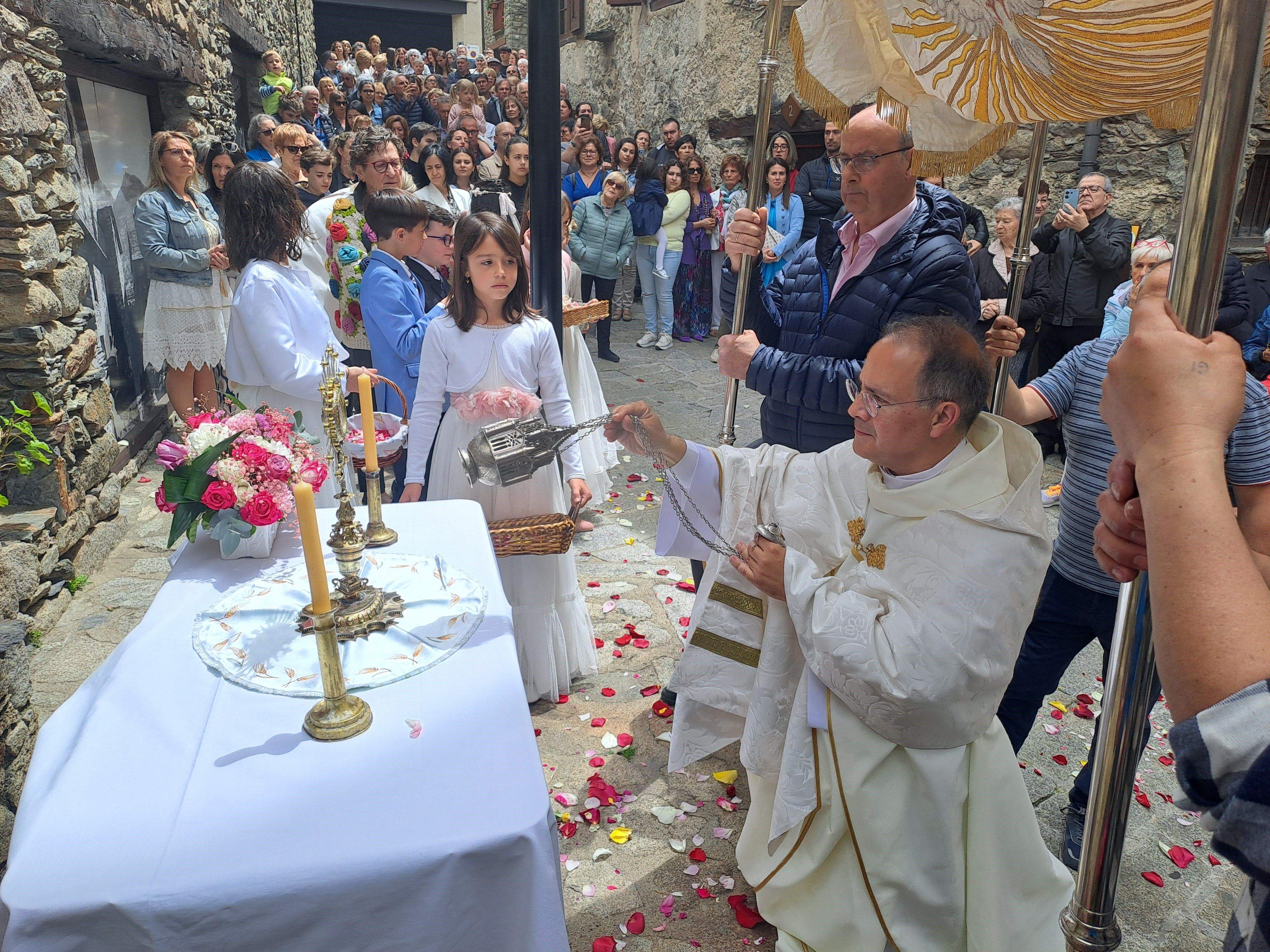 Mossèn Elvira davant d'uin dels quatre altars del recorregut.