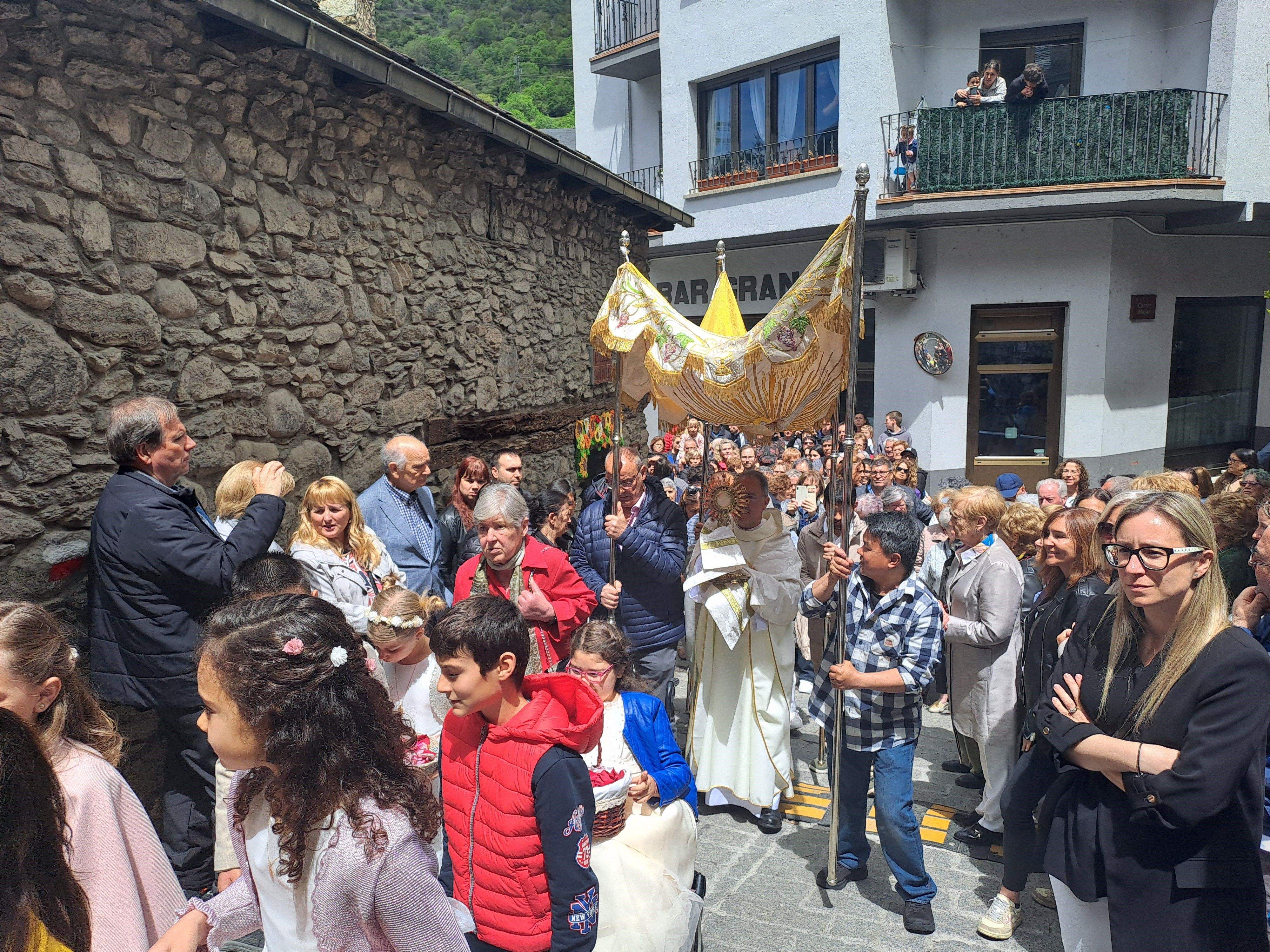 La processó sortint de Sant Miquel. La processó sortint de Sant Miquel.