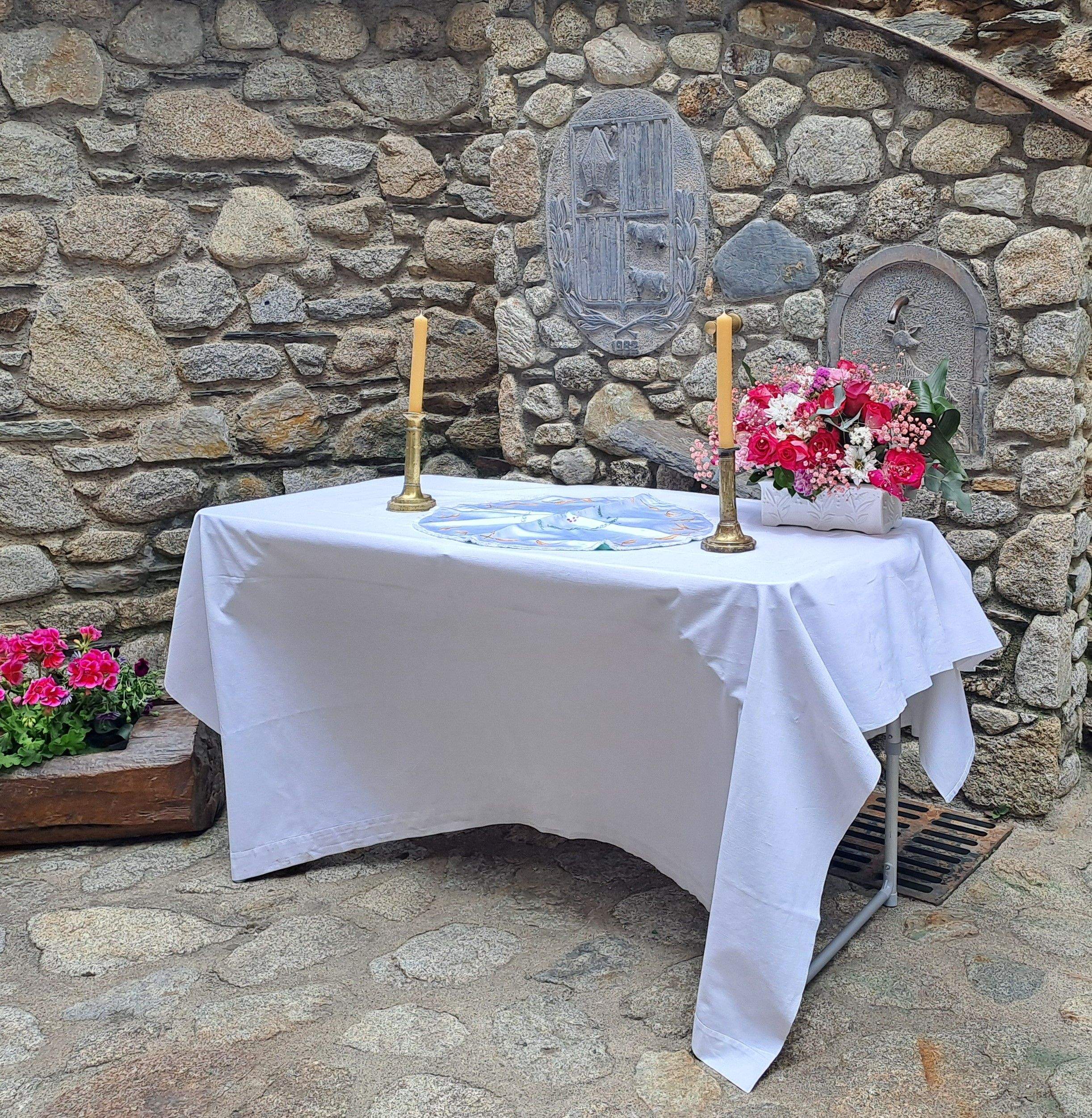 L'altar davant casa Cristo. L'altar davant casa Cristo.