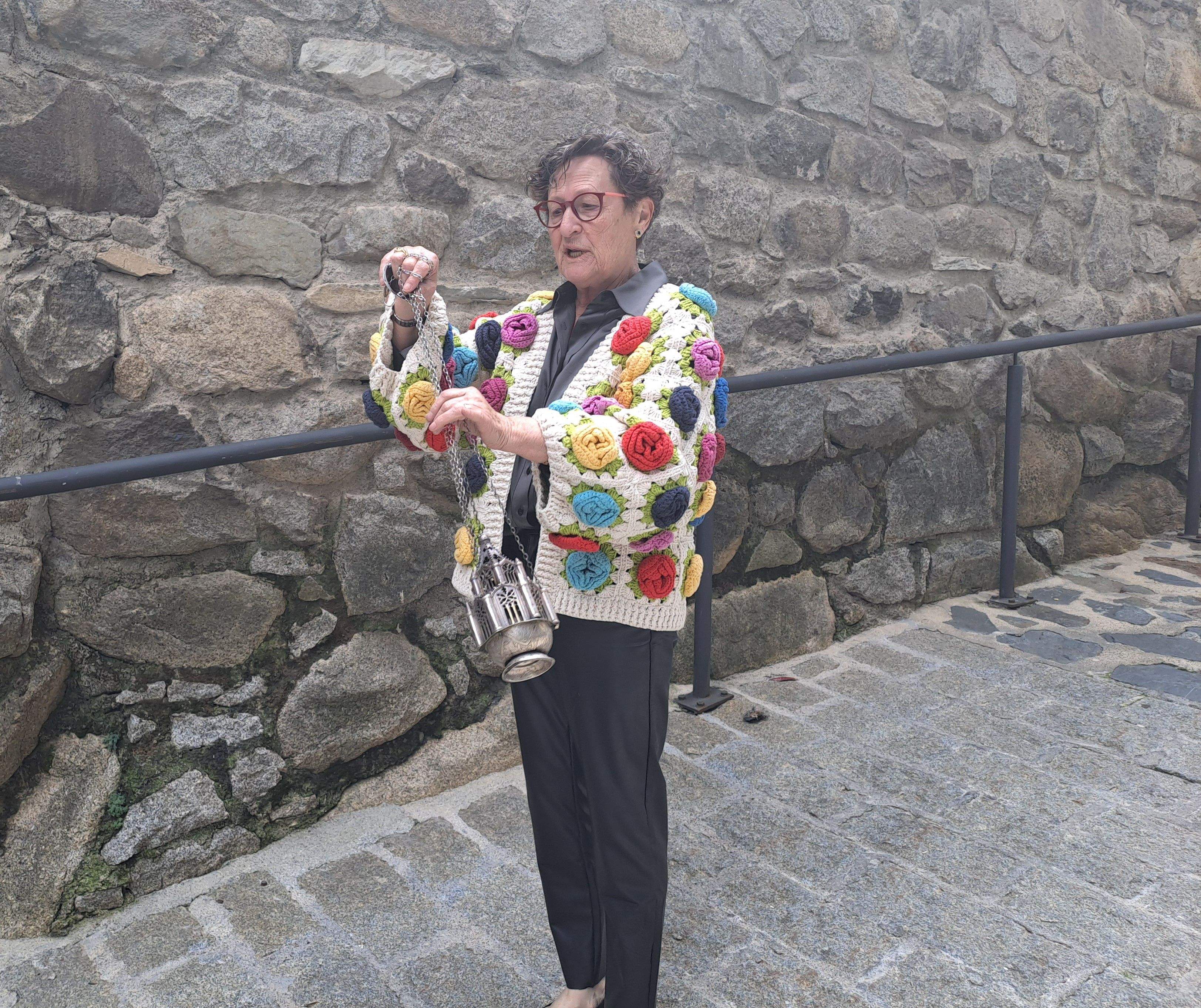 L'encarregada de llançar encens. L'encarregada de llançar encens.