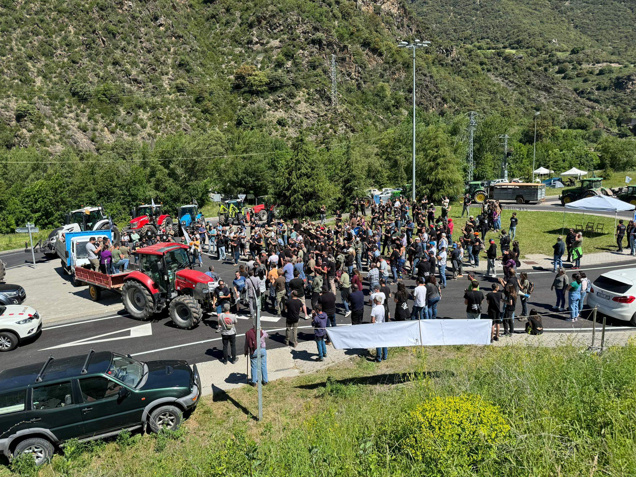 Revolta Pagesa ha llegist el manifest a la rotonda d'accés a Arcavell. Revolta Pagesa ha llegist el manifest a la rotonda d'accés a Arcavell.