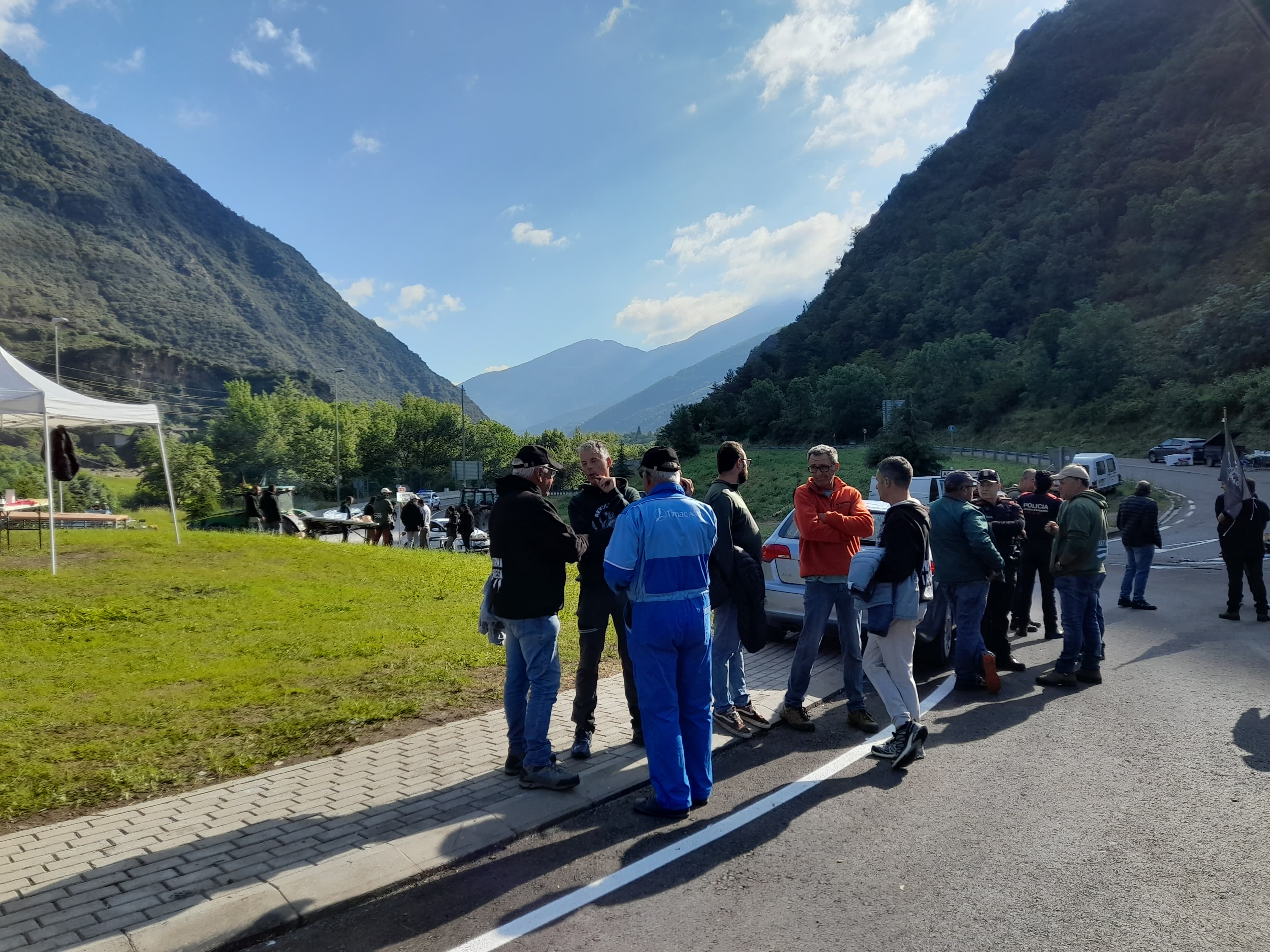 Els pagesos que restaven aquest matí a la rotonda d'Arcavell. Els pagesos que restaven aquest matí a la rotonda d'Arcavell.