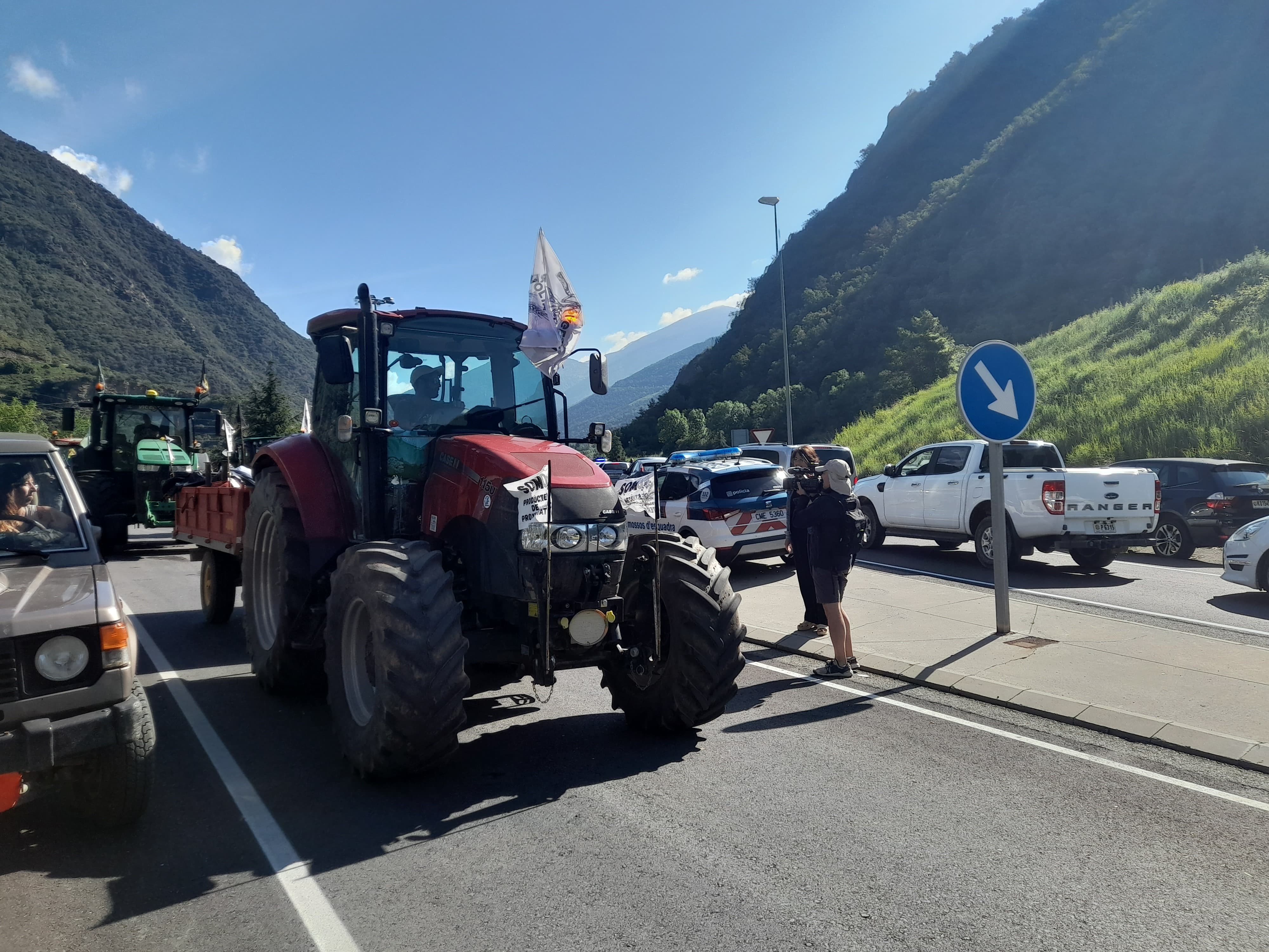 Un dels tractors abandonant la mobilització. Un dels tractors abandonant la mobilització.