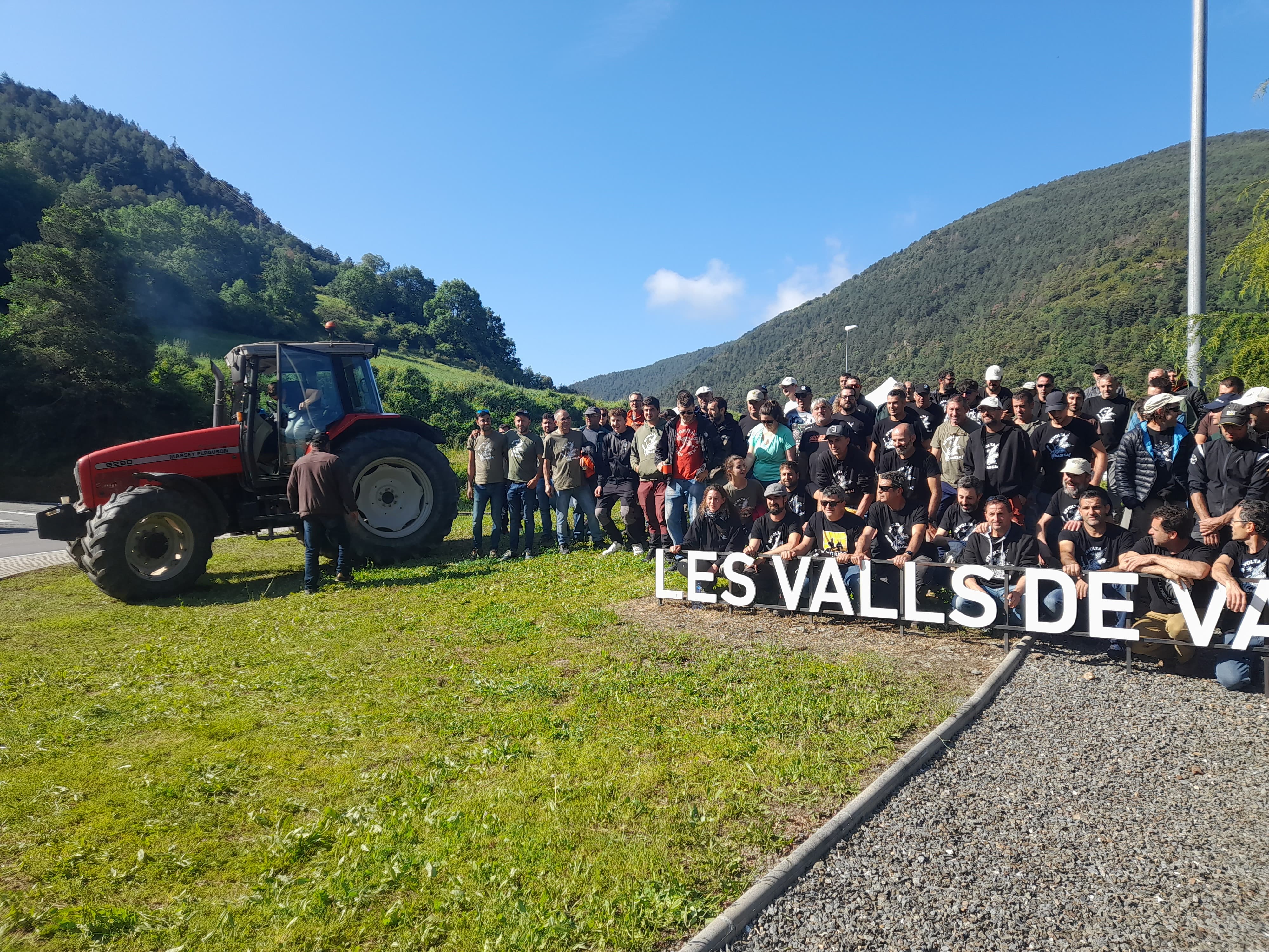 Foto dels pagesos abans de marxar. Foto dels pagesos abans de marxar.