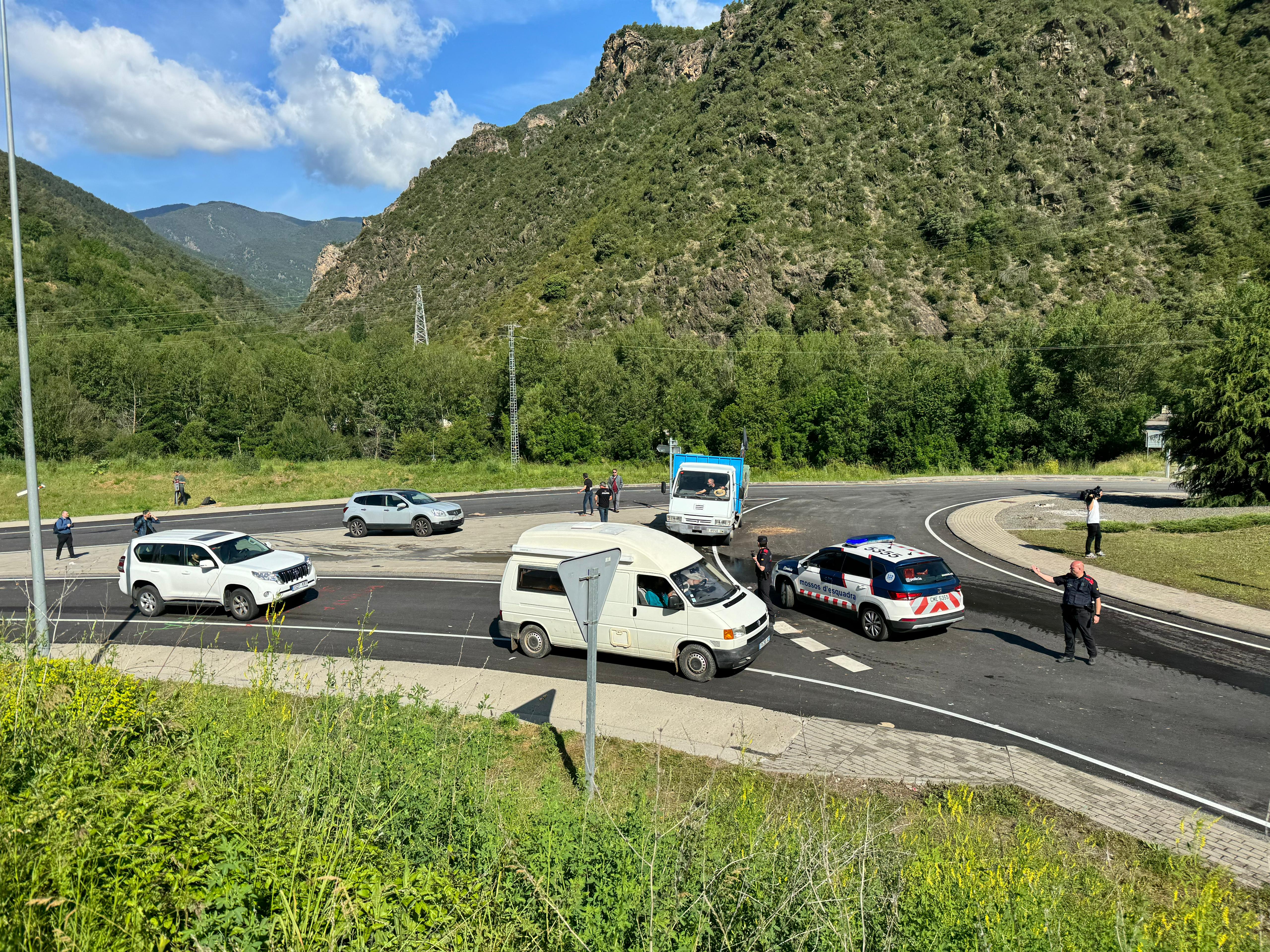 Els vehicles a la rotonda d'Arcavell en direcció a la frontera del riu Runer. Els vehicles a la rotonda d'Arcavell en direcció a la frontera del riu Runer.