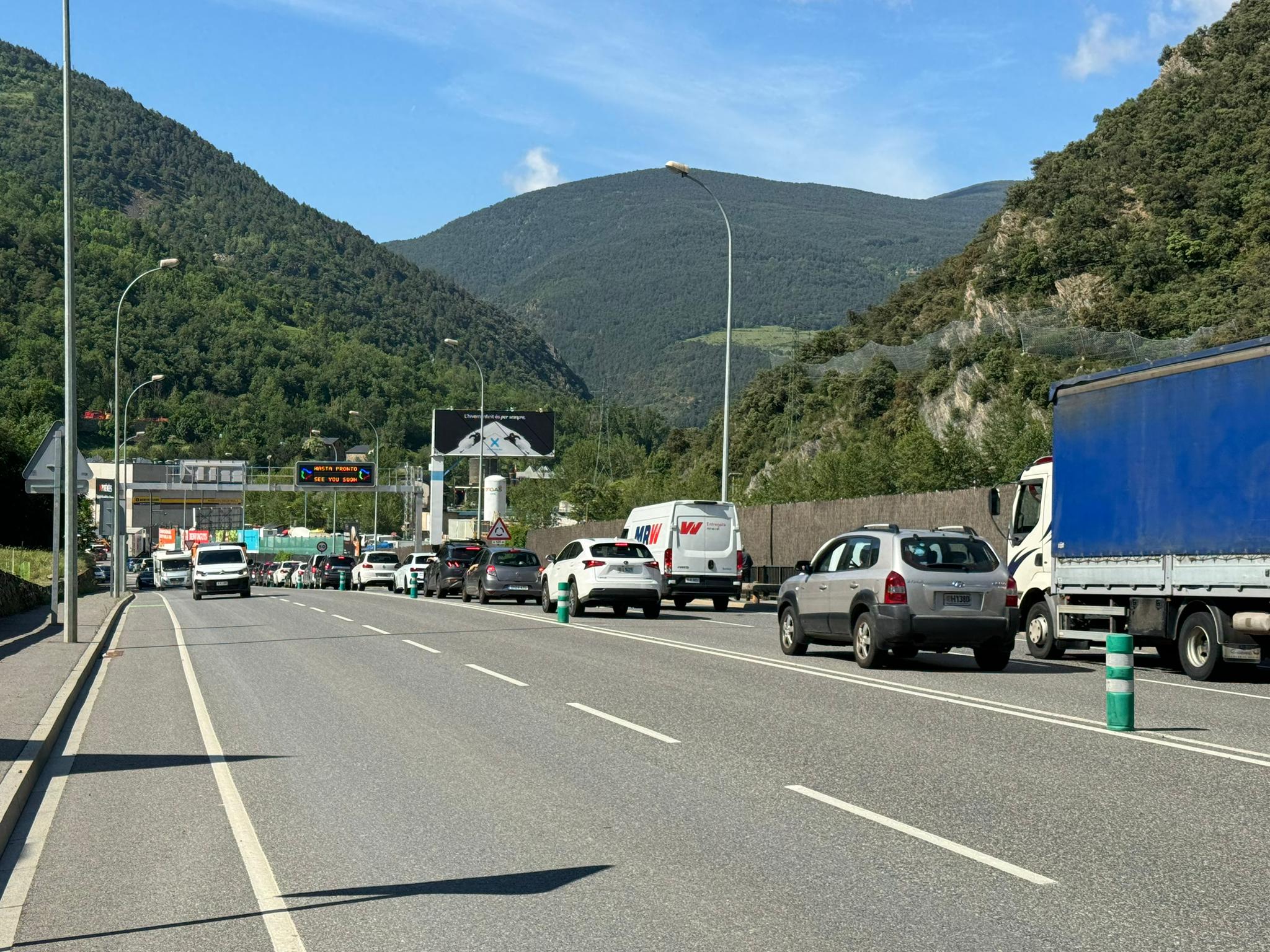 Retencions de sortida del país una vegada s'ha aixecat el bloqueig dels pagesos a l'N 145. Retencions de sortida del país una vegada s'ha aixecat el bloqueig dels pagesos a l'N 145.