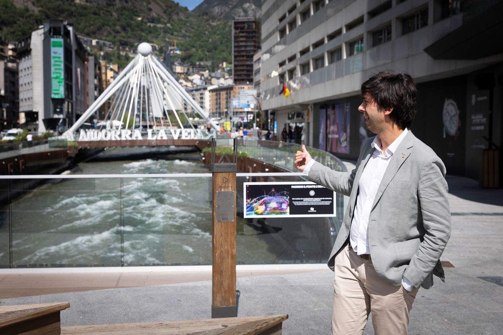 El cònsol d'Andorra la Vella, Sergi González, donant les explicacions pertinents amb la problemàtica de les fonts lluminoses.