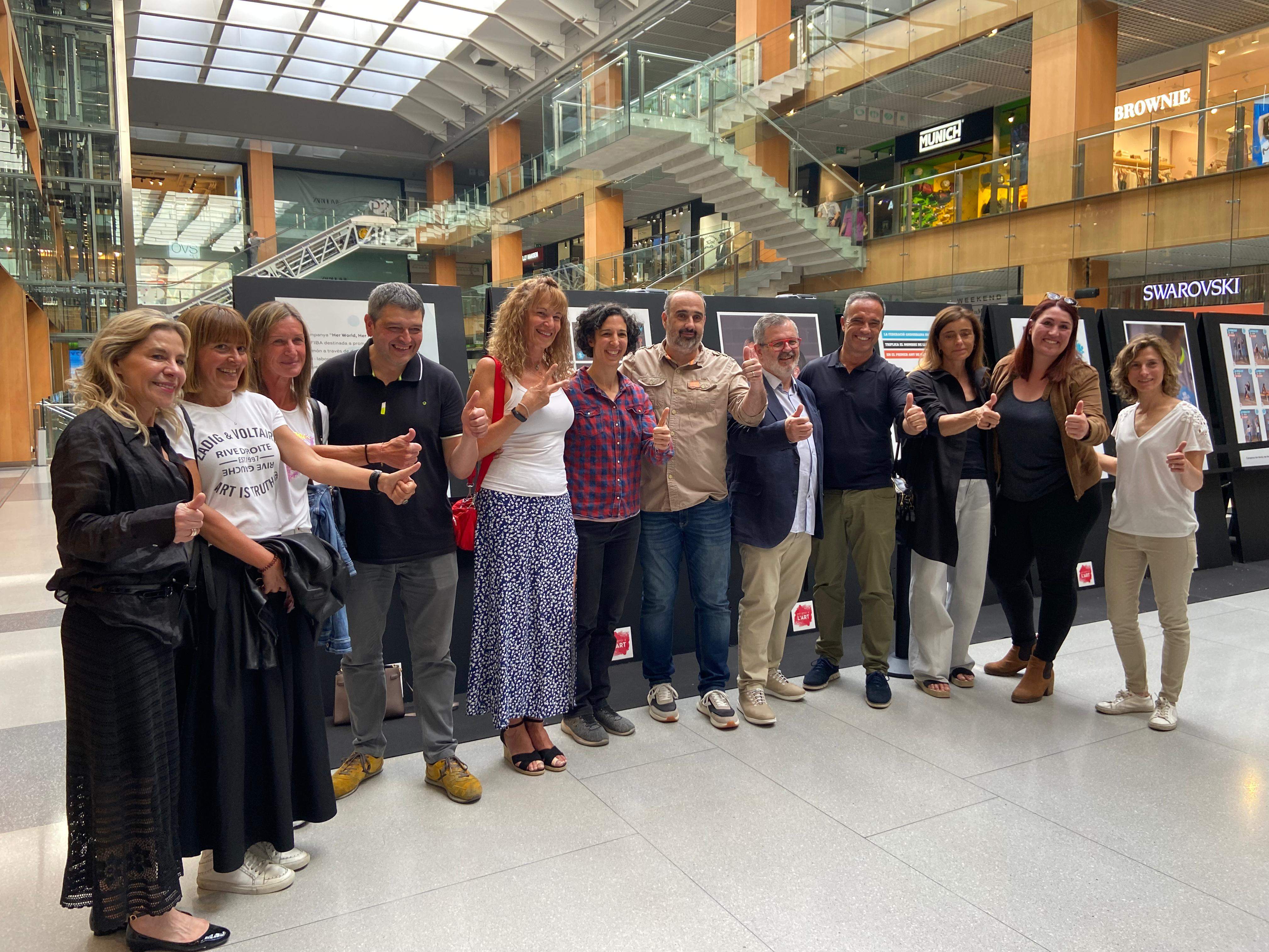 Totes les presents a la inauguració de l'exposició han posat en família. La portaveu del Sindicat, Rebeca Bonache.