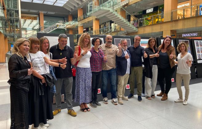 Totes les presents a la inauguració de l'exposició han posat en família. Totes les presents a la inauguració de l'exposició han posat en família.